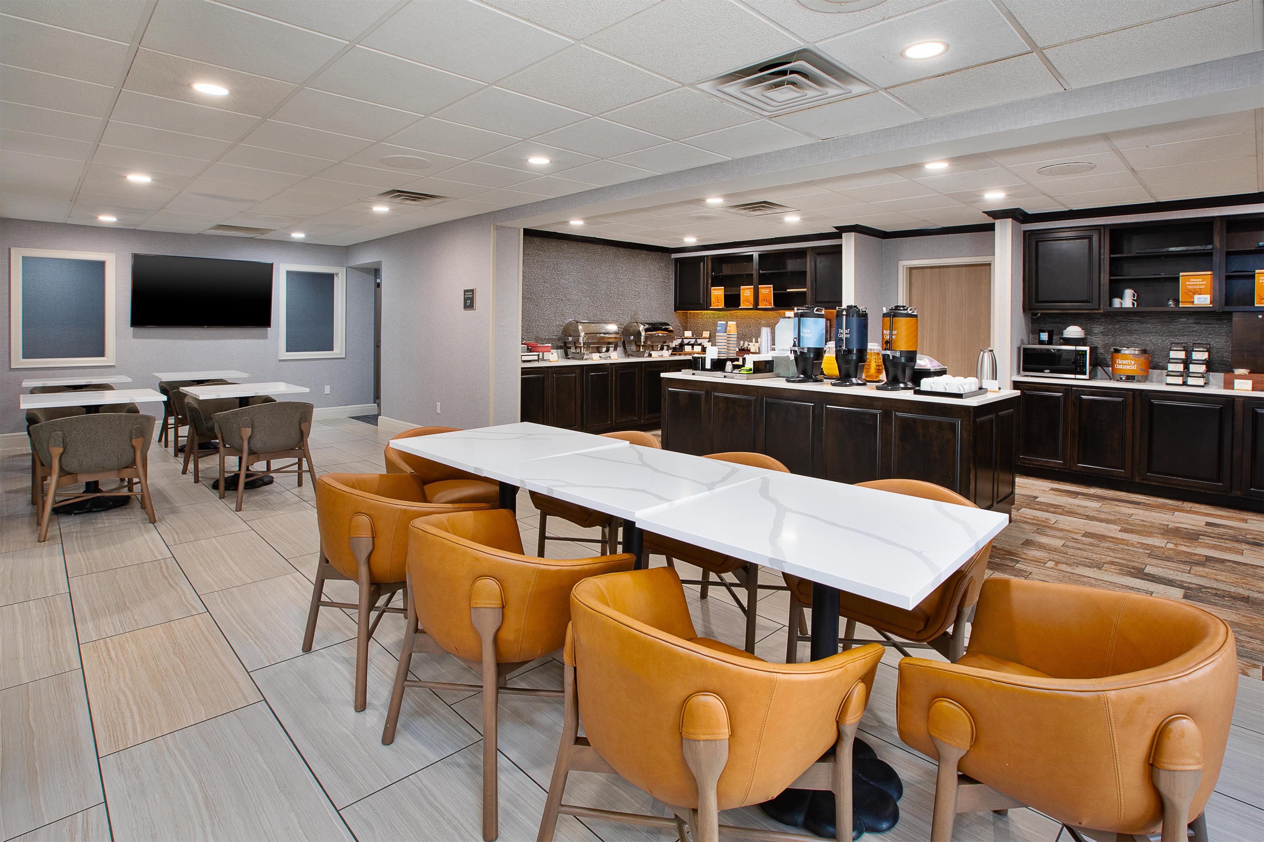 Breakfast Area | Homewood Suites by Hilton Sioux Falls
