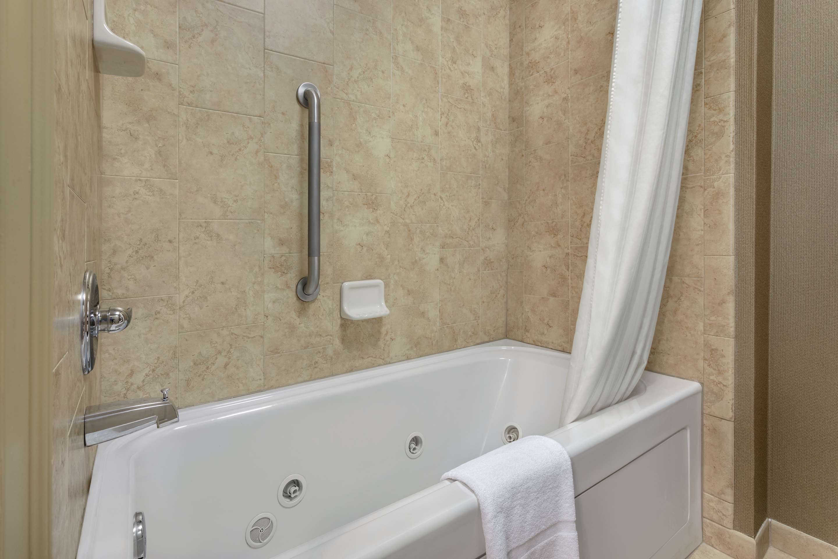 Guest room bath