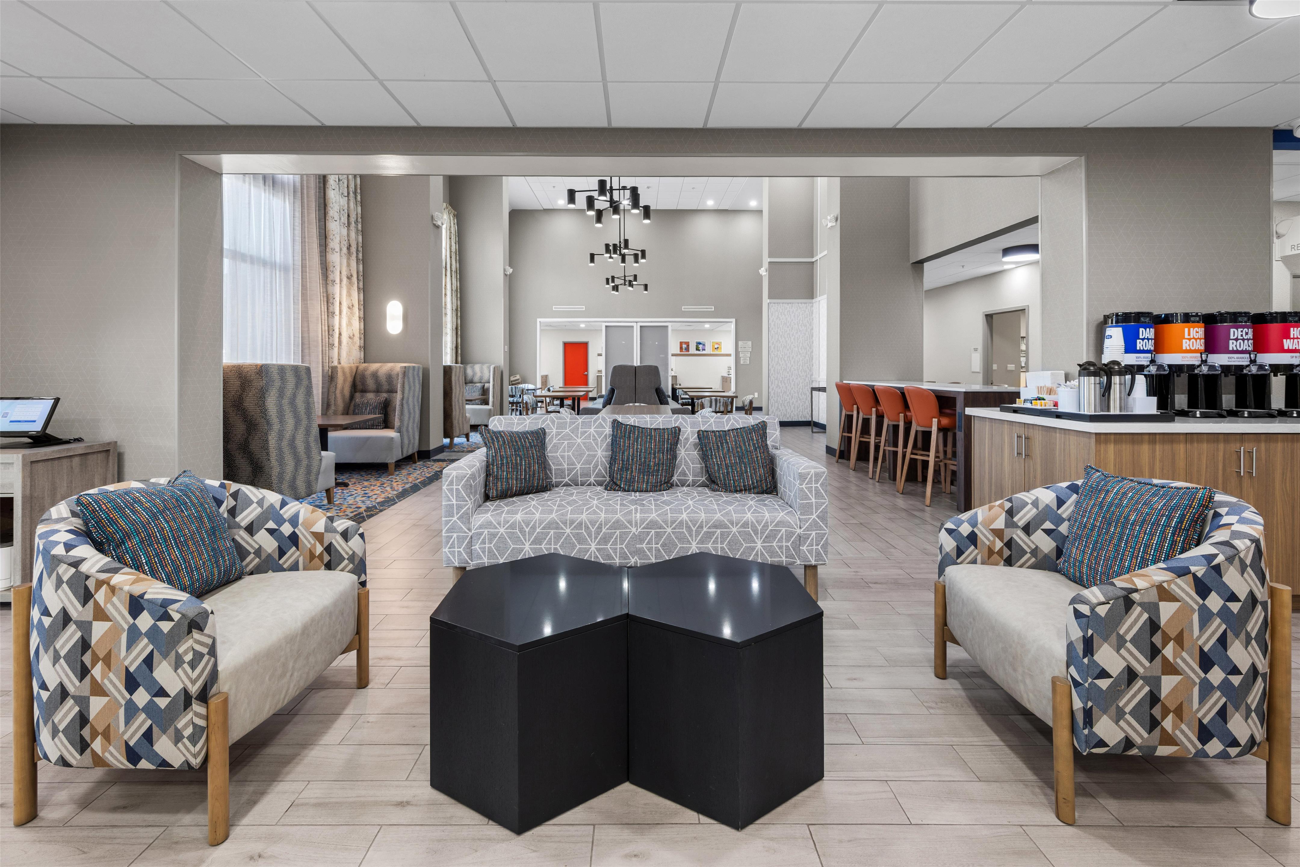 Lobby | Hampton Inn & Suites Ft. Pierce