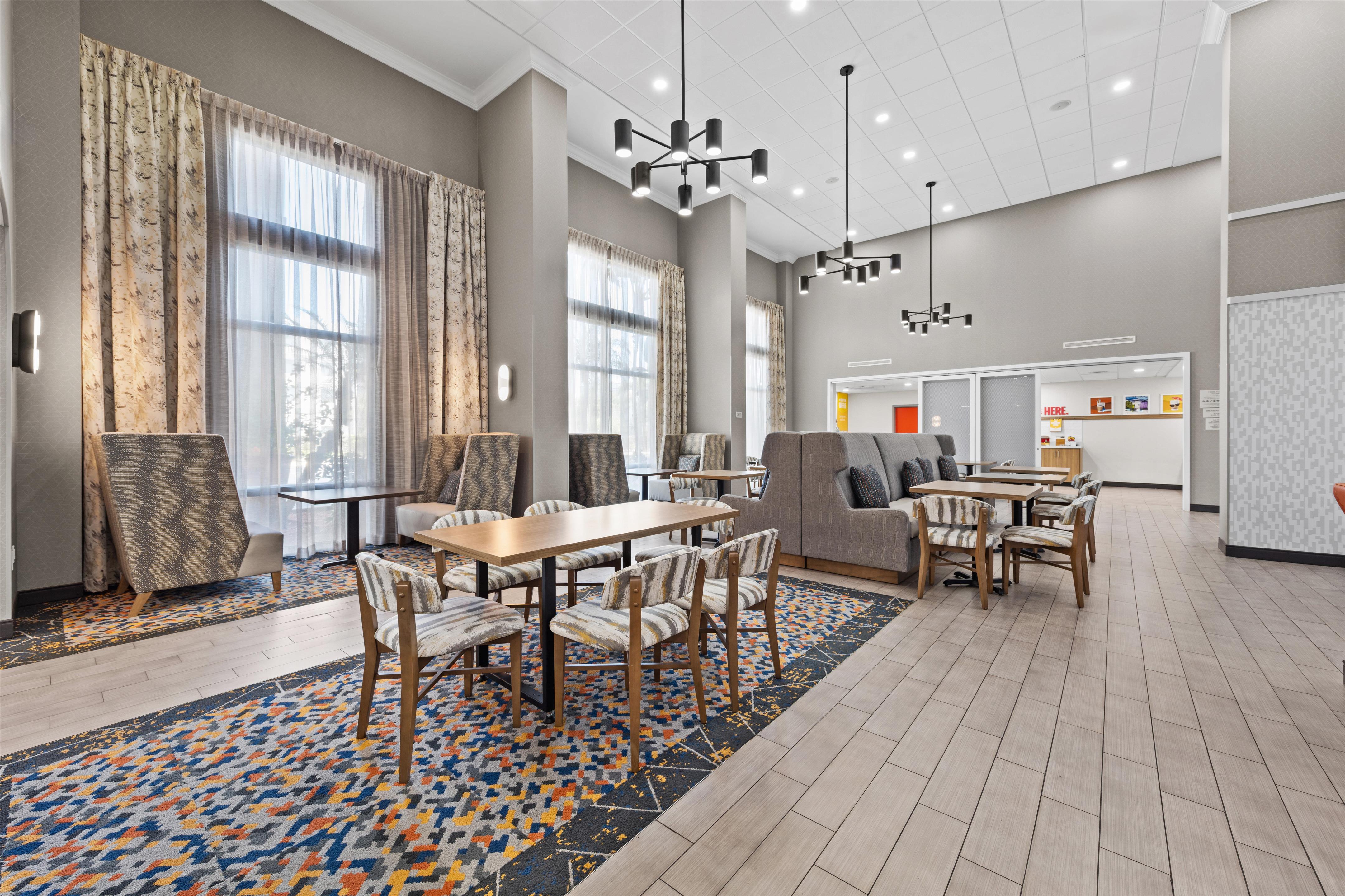 Breakfast Area | Hampton Inn & Suites Ft. Pierce