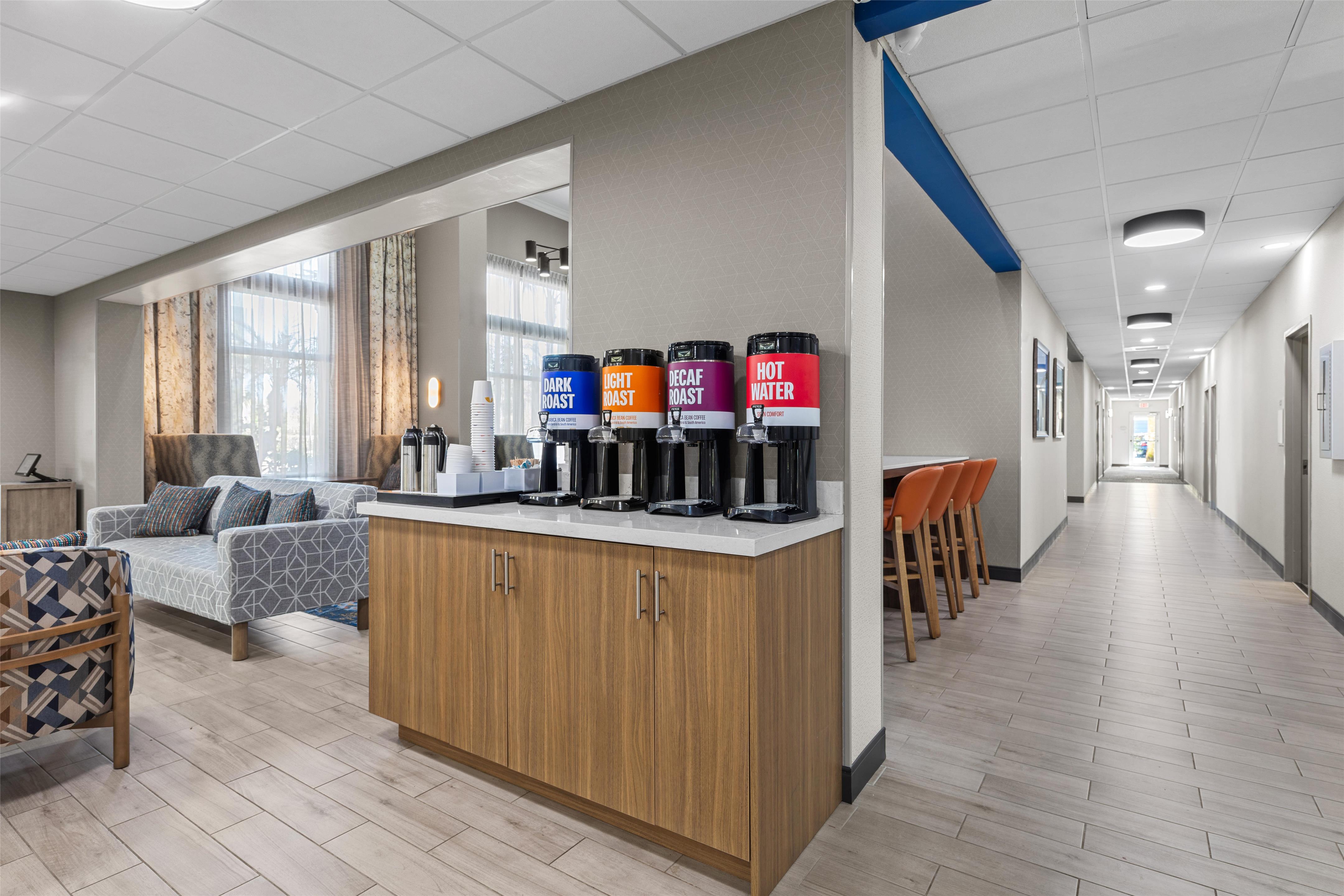 Breakfast Area | Hampton Inn & Suites Ft. Pierce