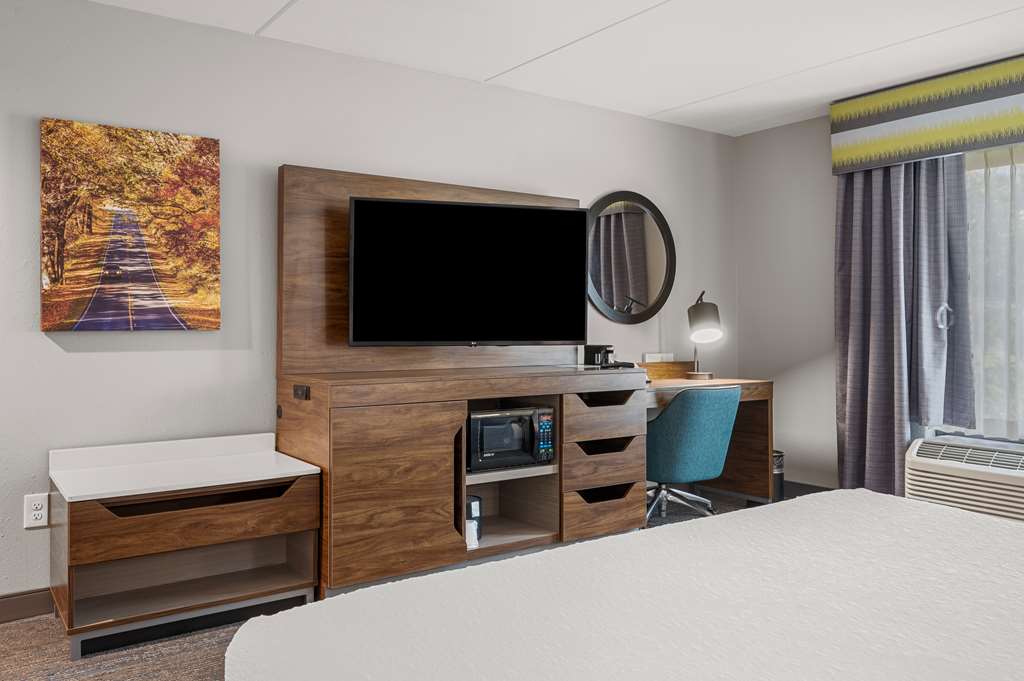 Hampton Inn Front Royal-guestroom-Guest Room,On-Site.jpg