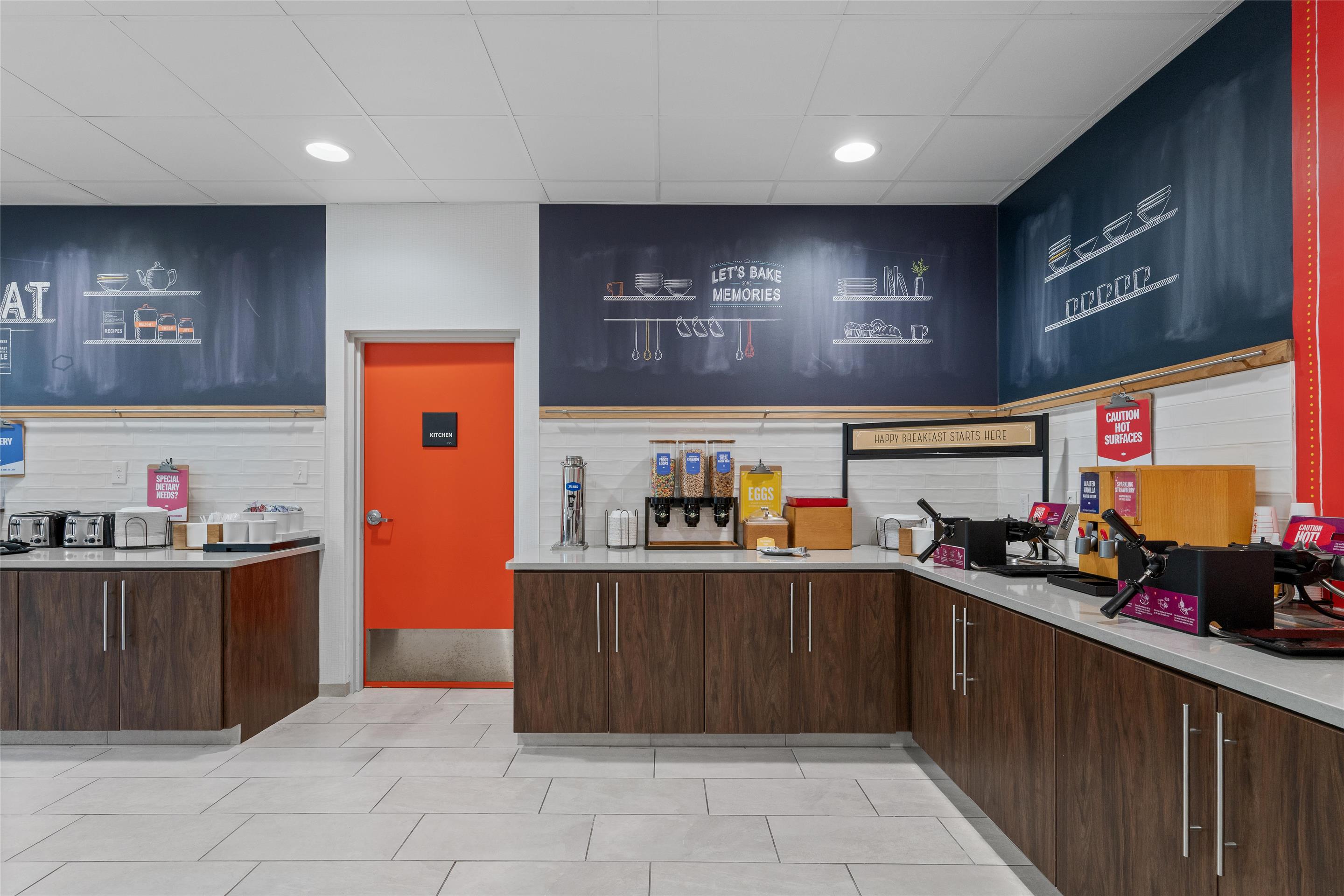 Breakfast Area | Hampton Inn Front Royal