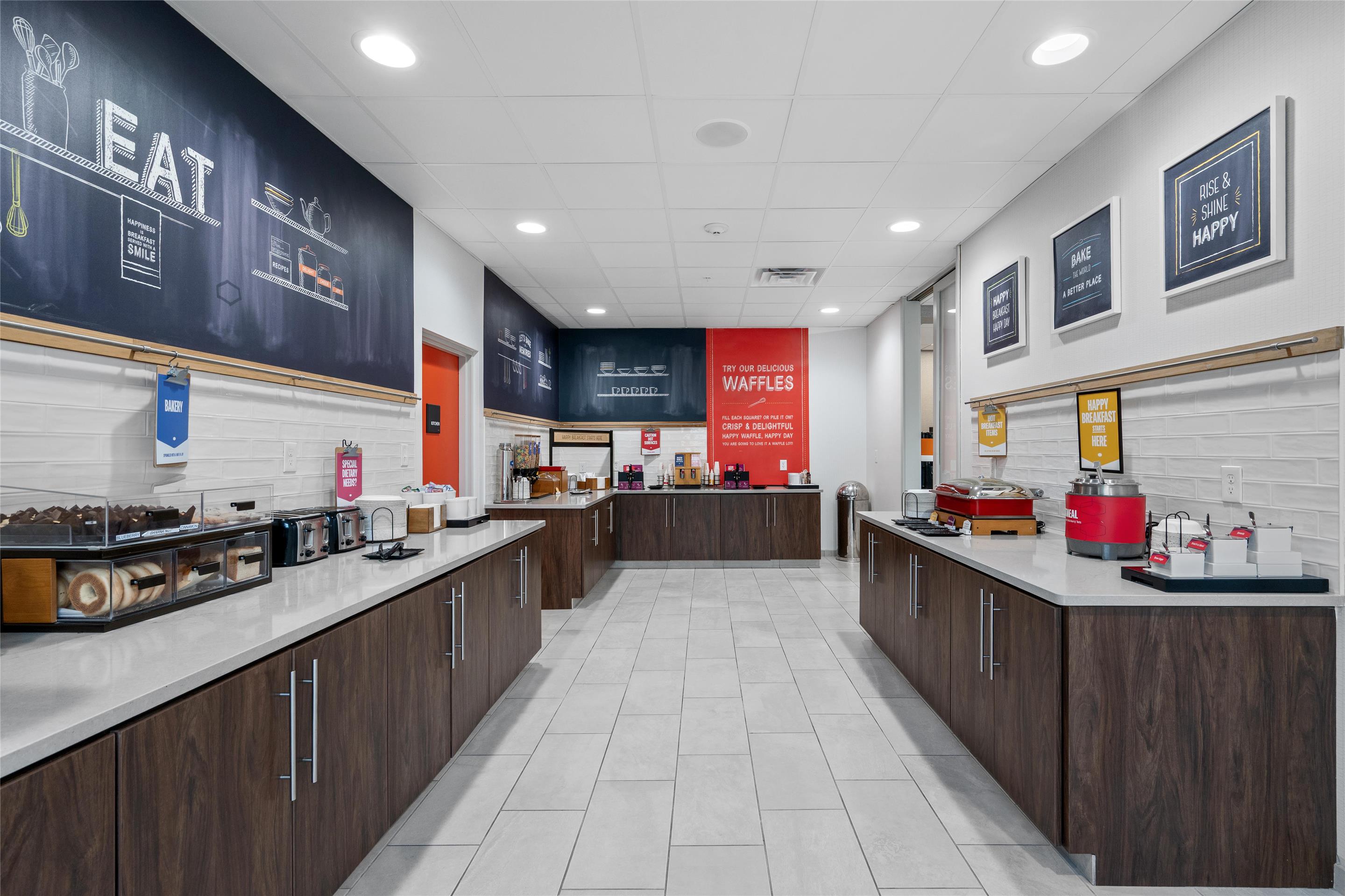Breakfast Area | Hampton Inn Front Royal