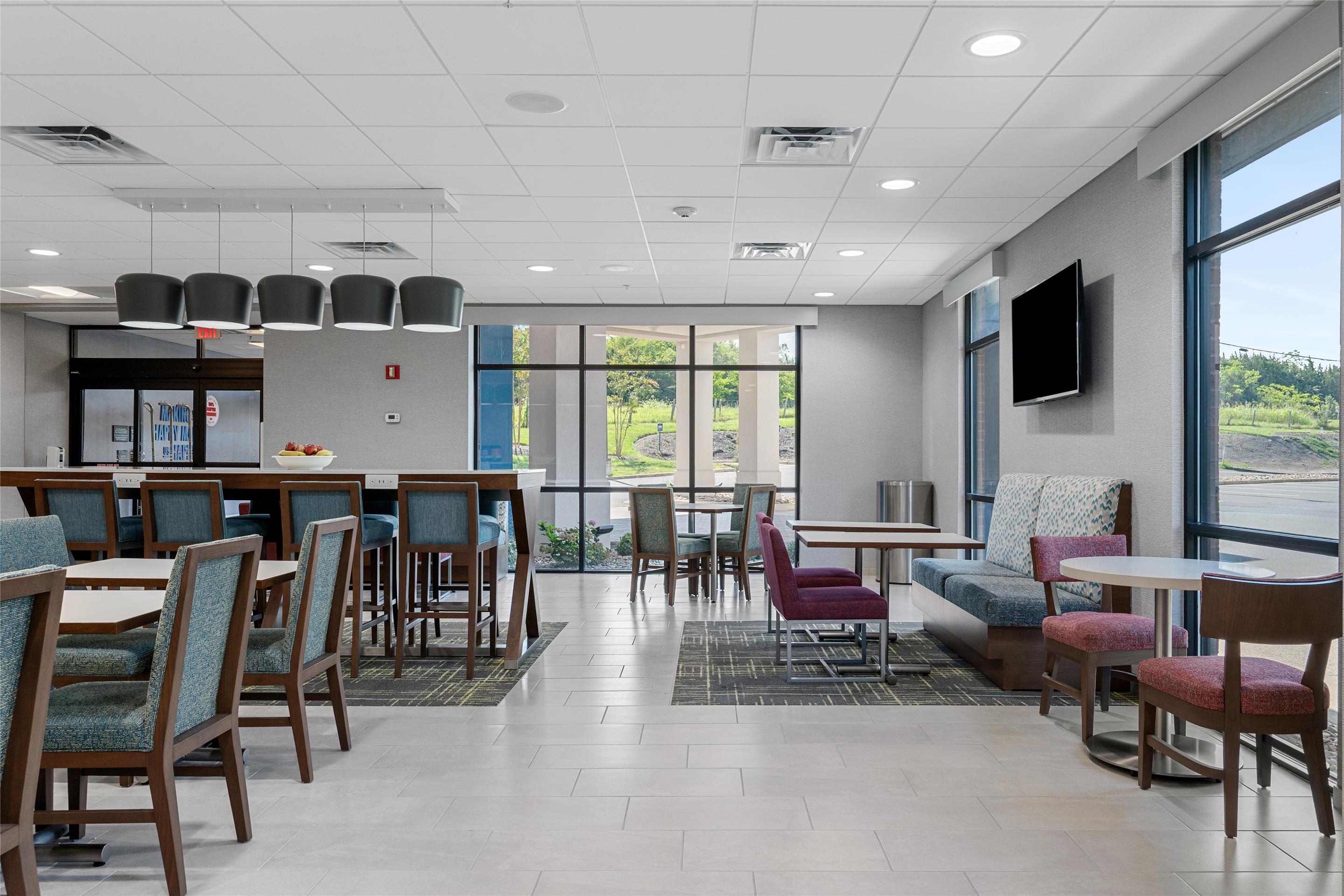 Lobby | Hampton Inn Front Royal