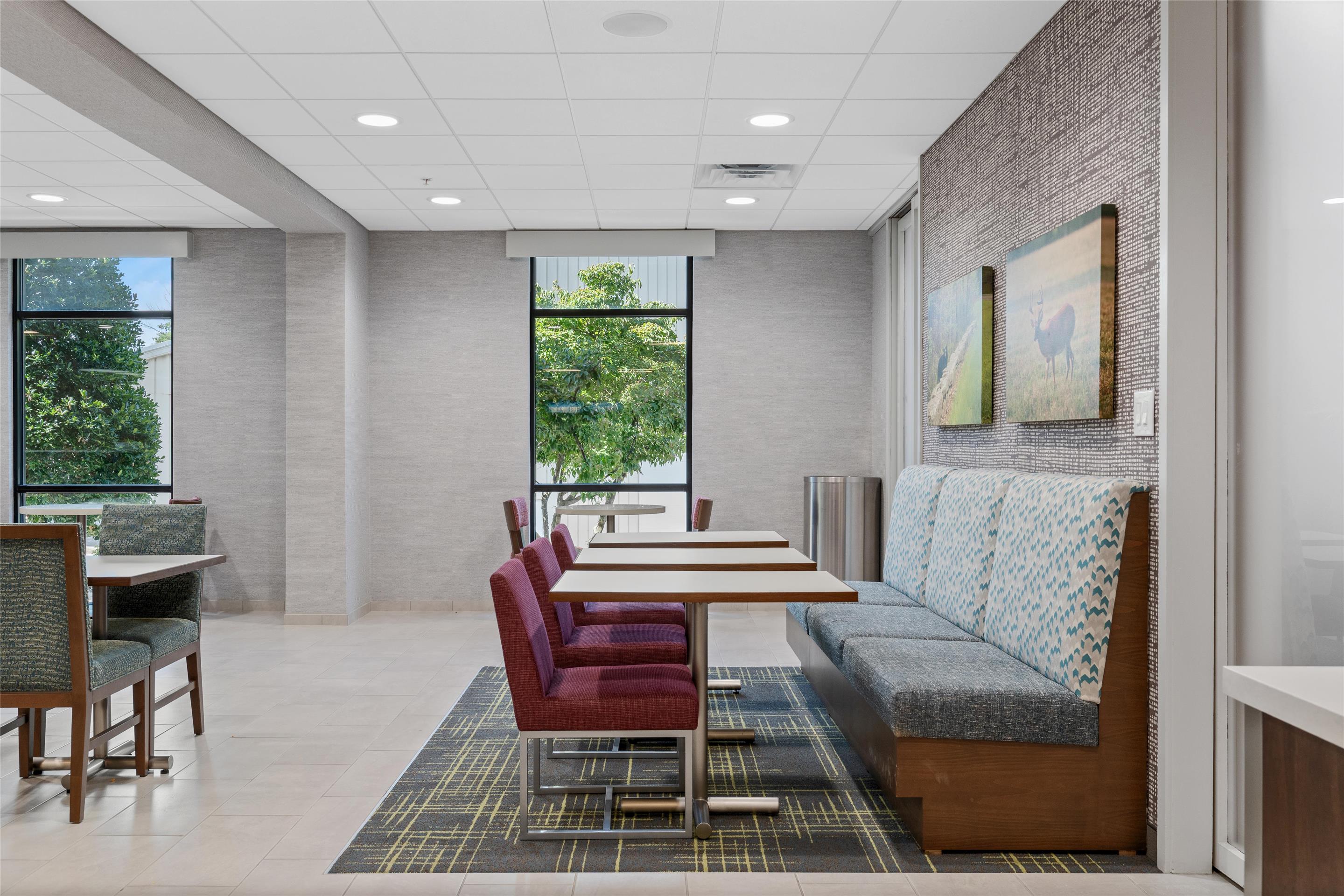 Lobby | Hampton Inn Front Royal