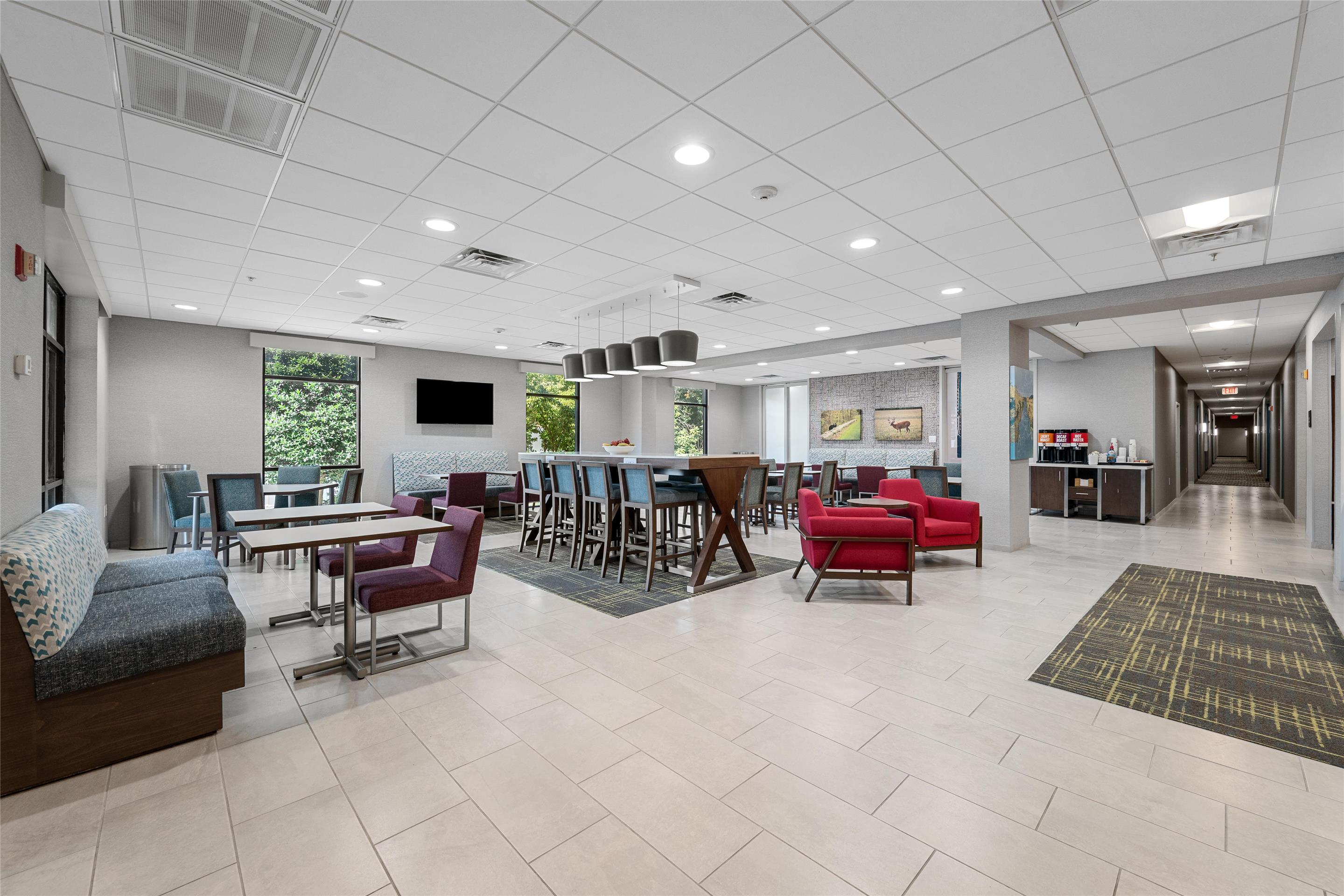 Lobby | Hampton Inn Front Royal