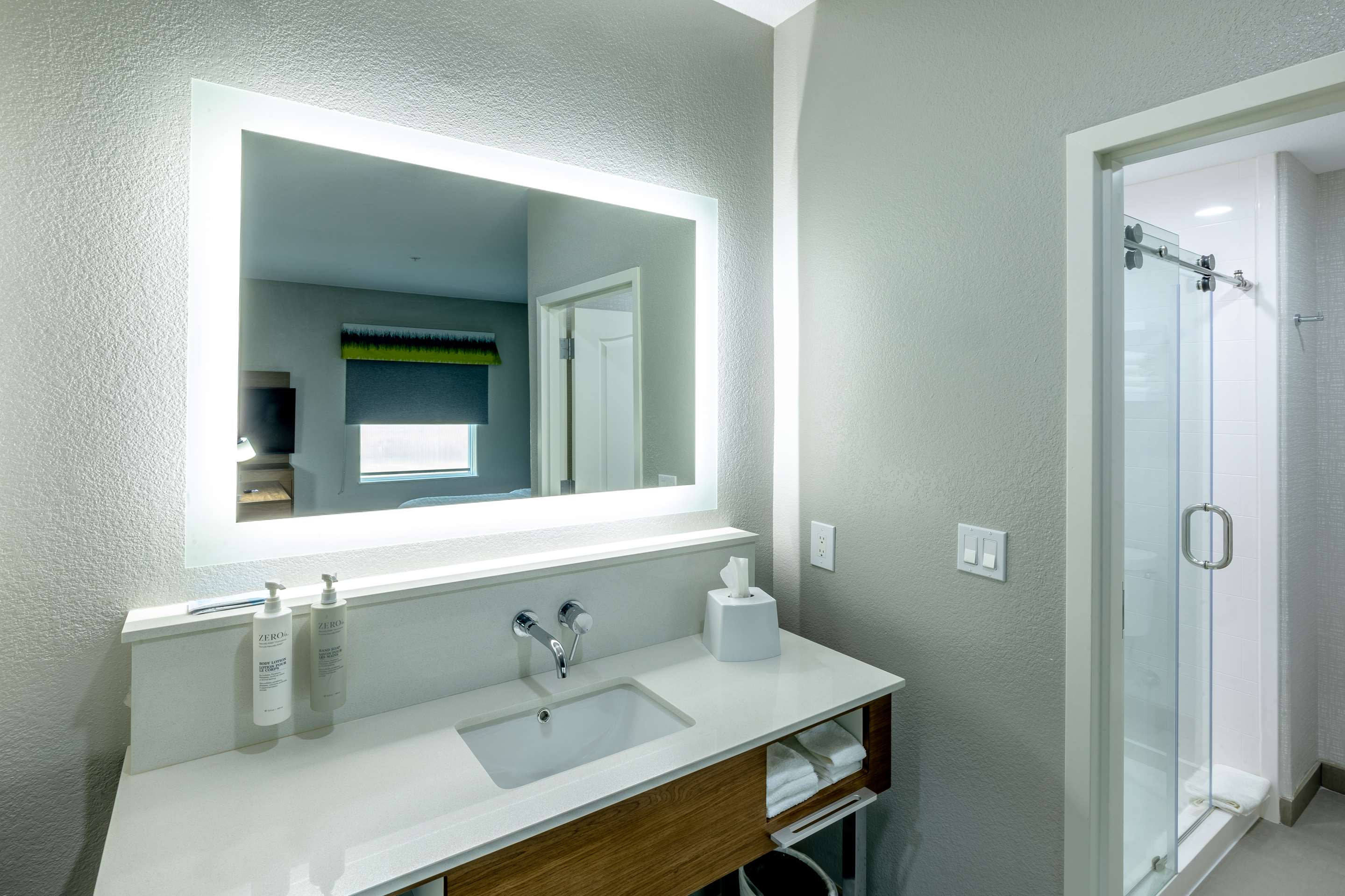 Guest room bath