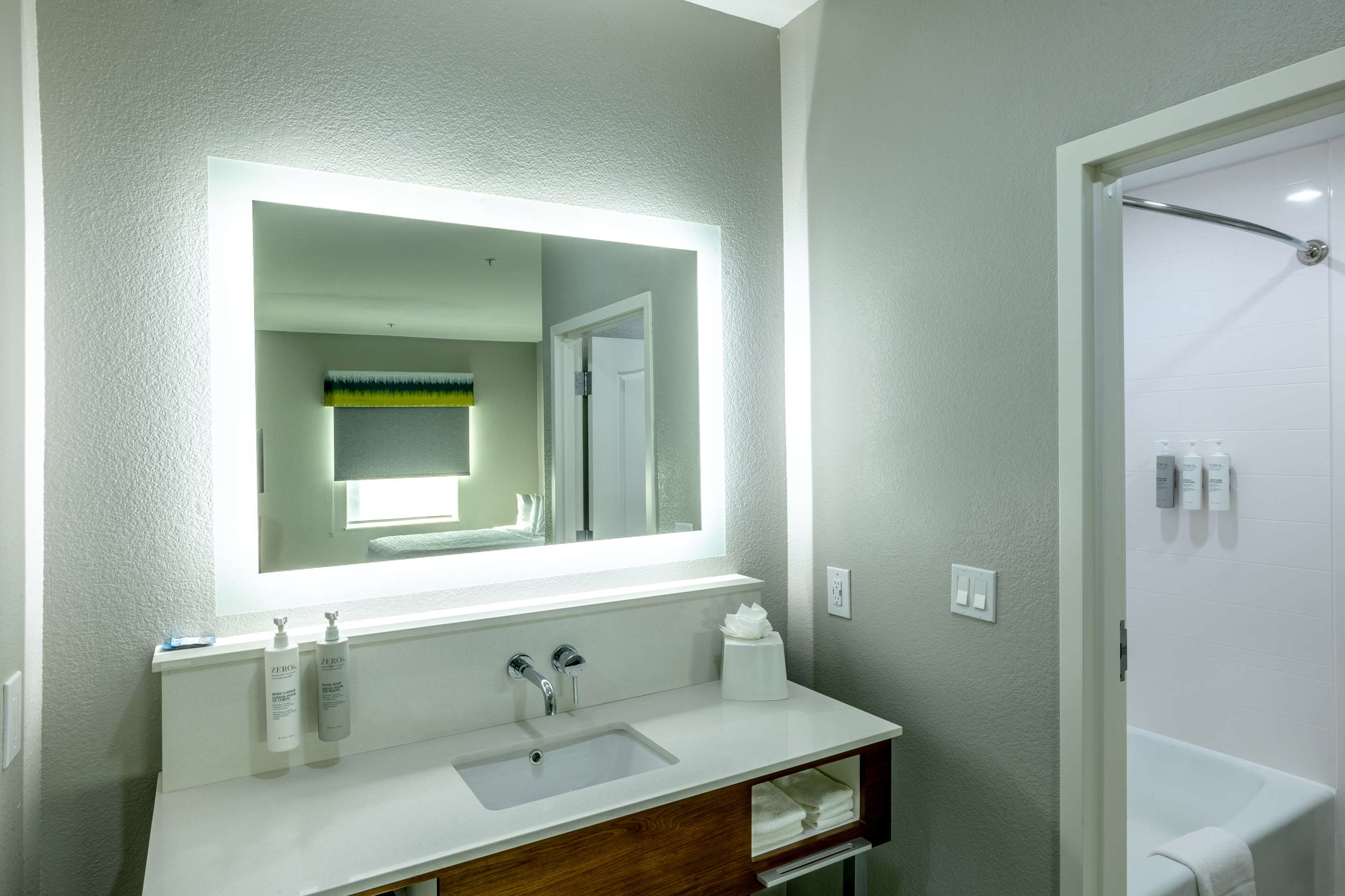 Guest room bath