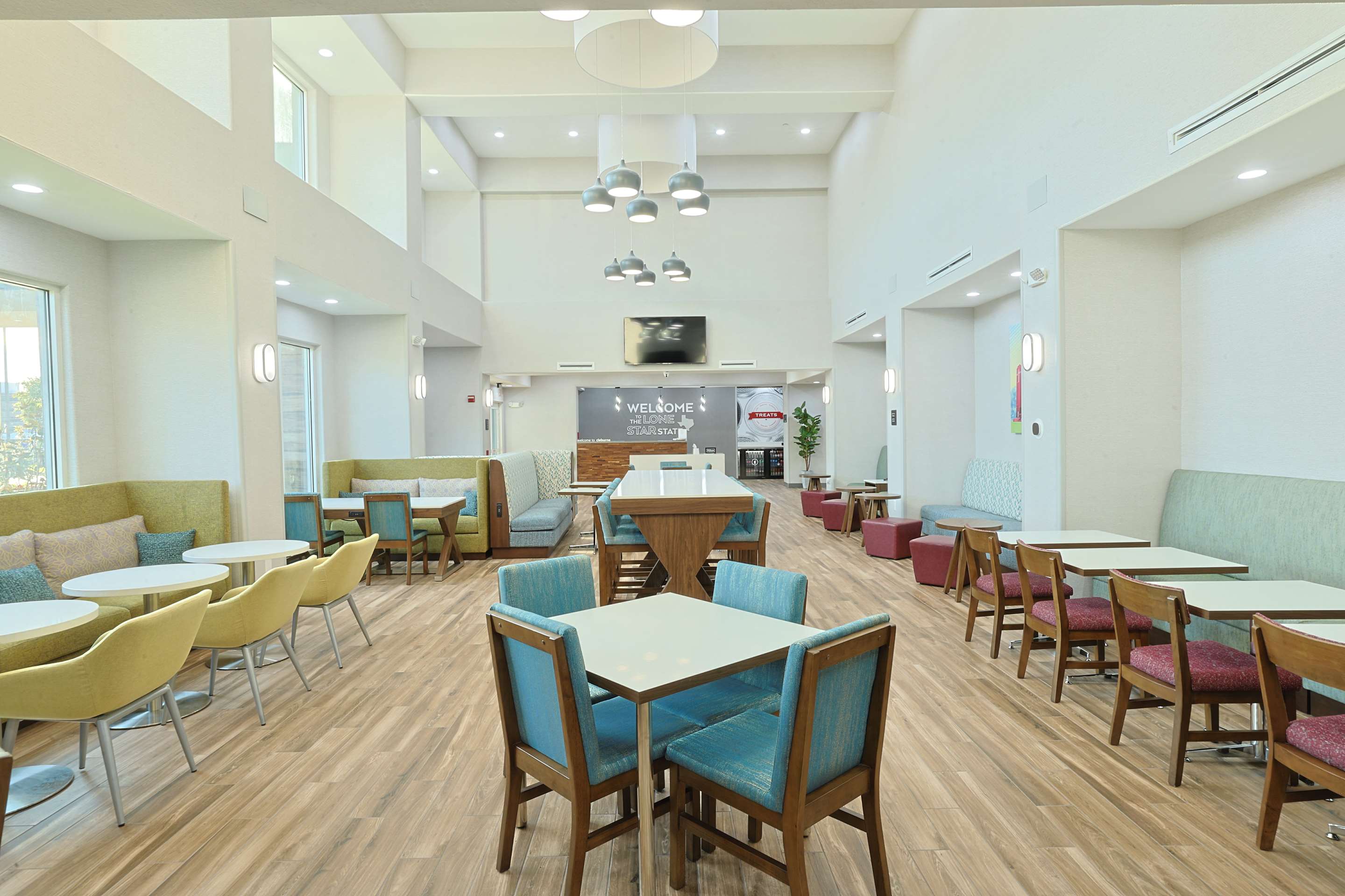 Breakfast Area | Hampton Inn & Suites Cleburne
