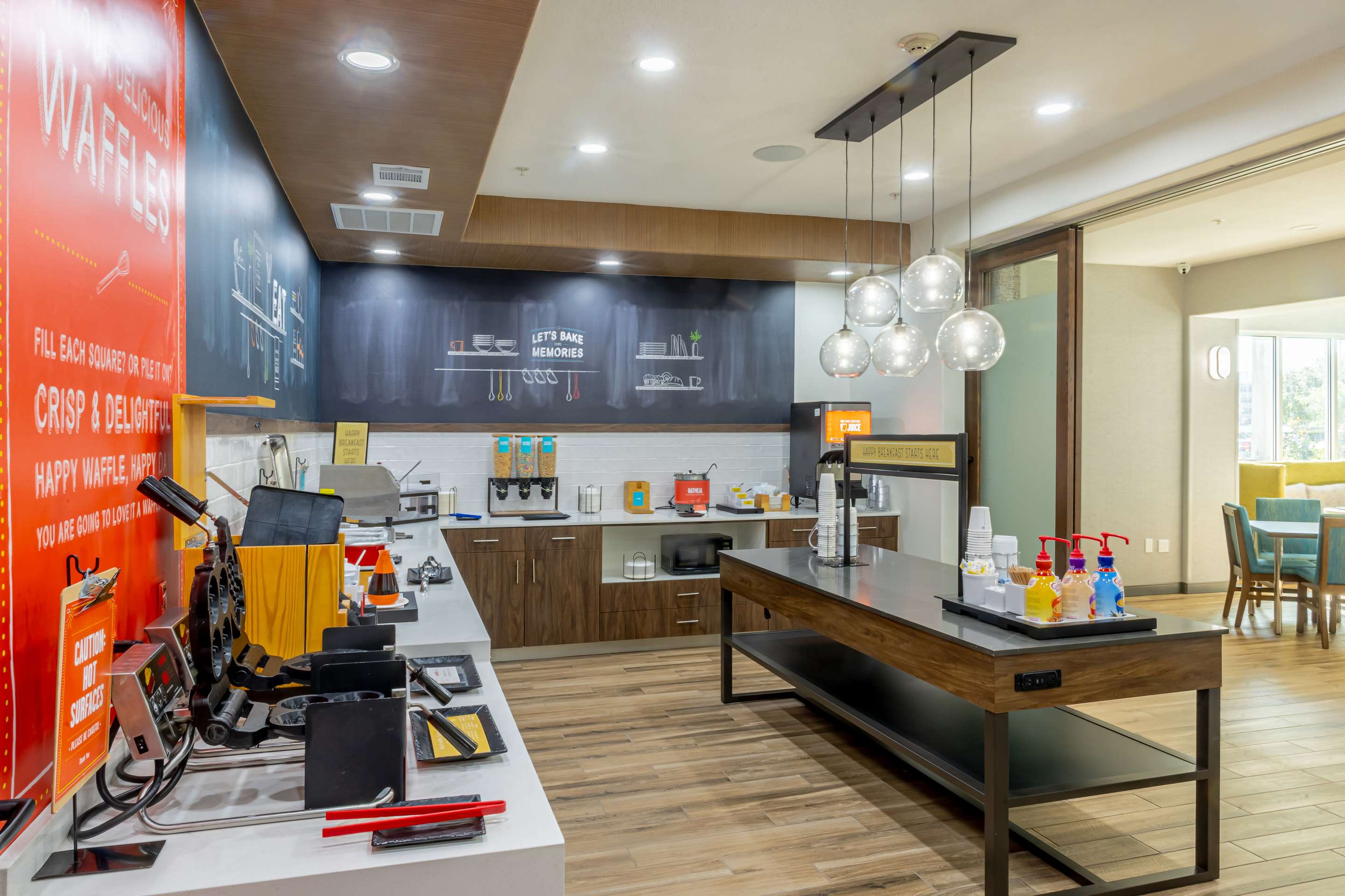 Breakfast Area | Hampton Inn & Suites Cleburne