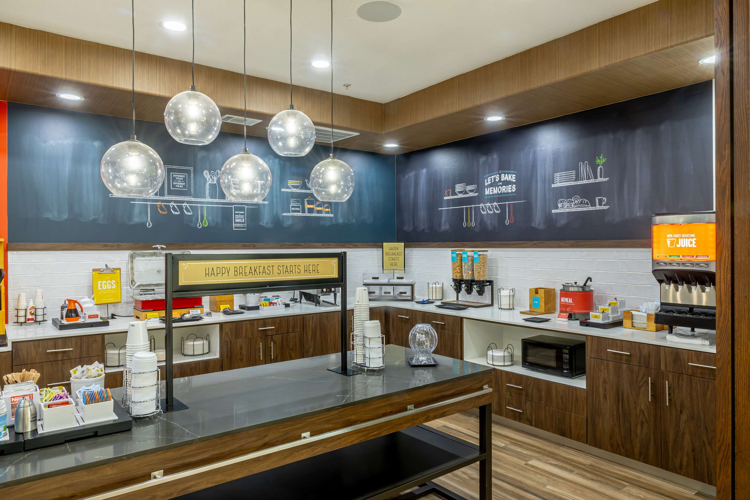 Breakfast Area | Hampton Inn & Suites Cleburne