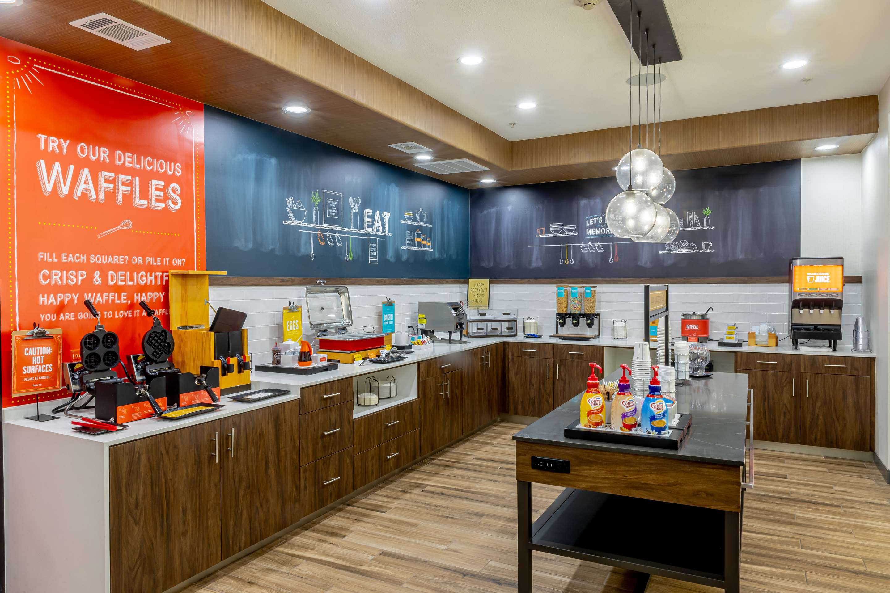 Breakfast Area | Hampton Inn & Suites Cleburne