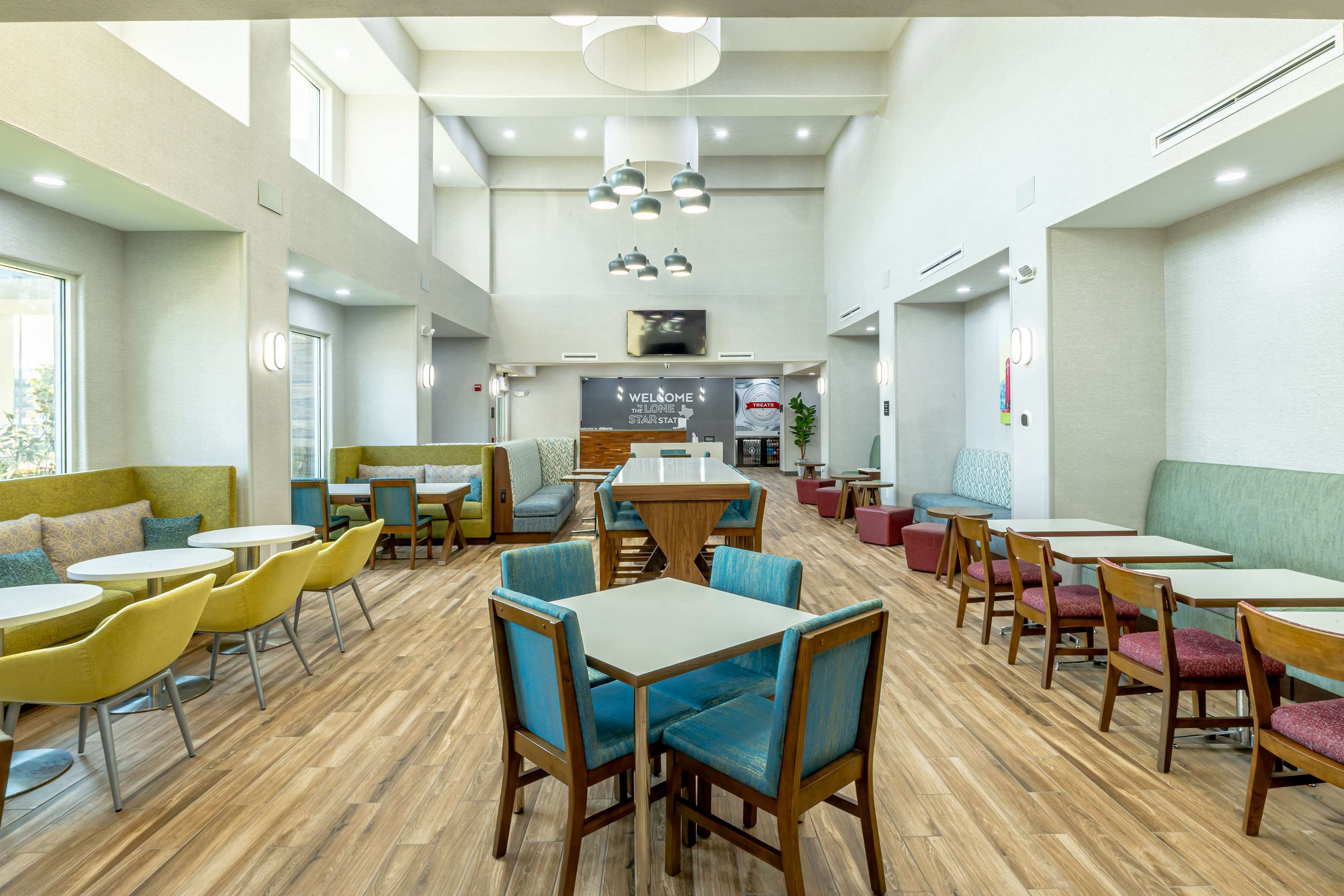 Lobby | Hampton Inn & Suites Cleburne