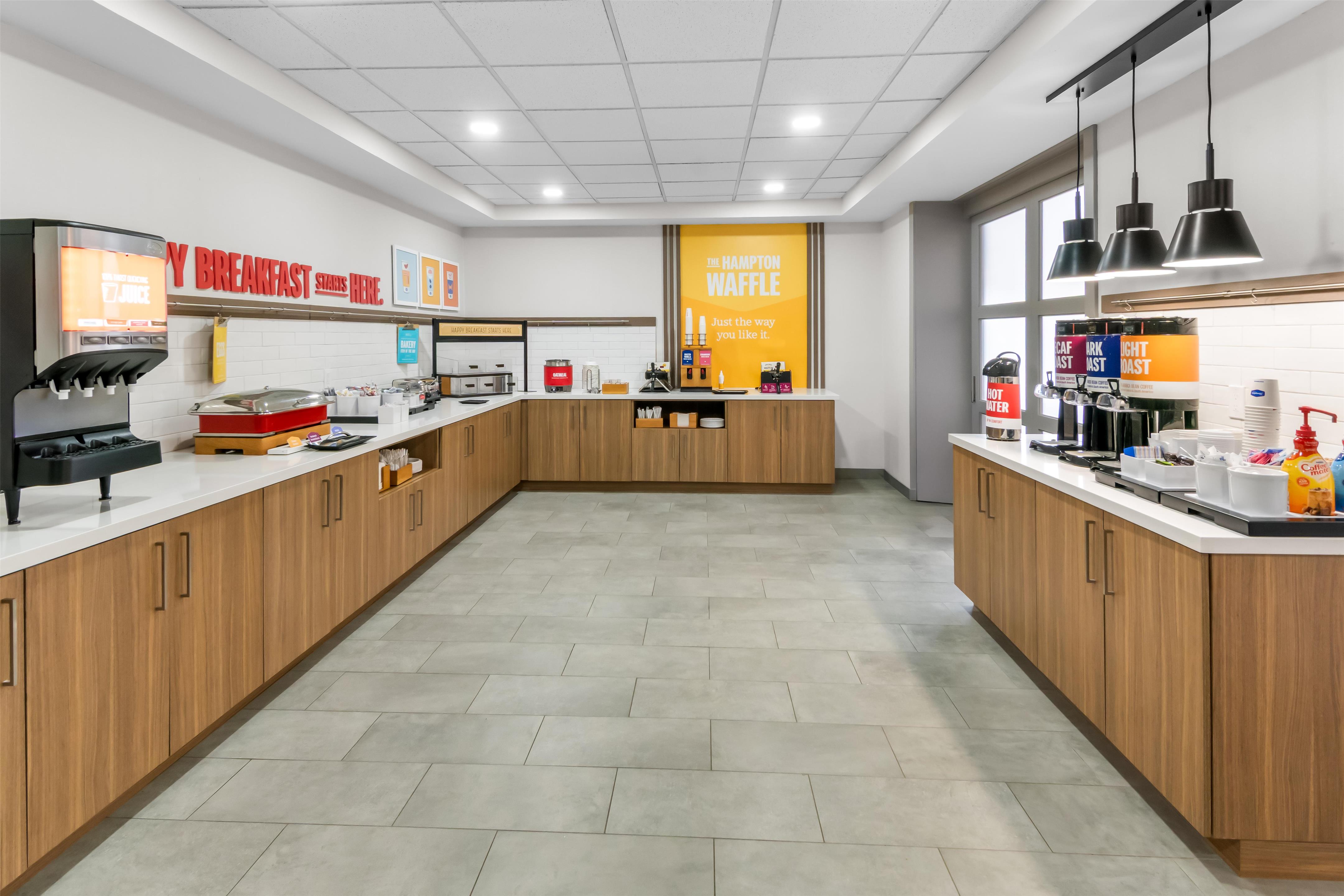 Breakfast Area | Hampton Inn and Suites Fort Worth/Forest Hill