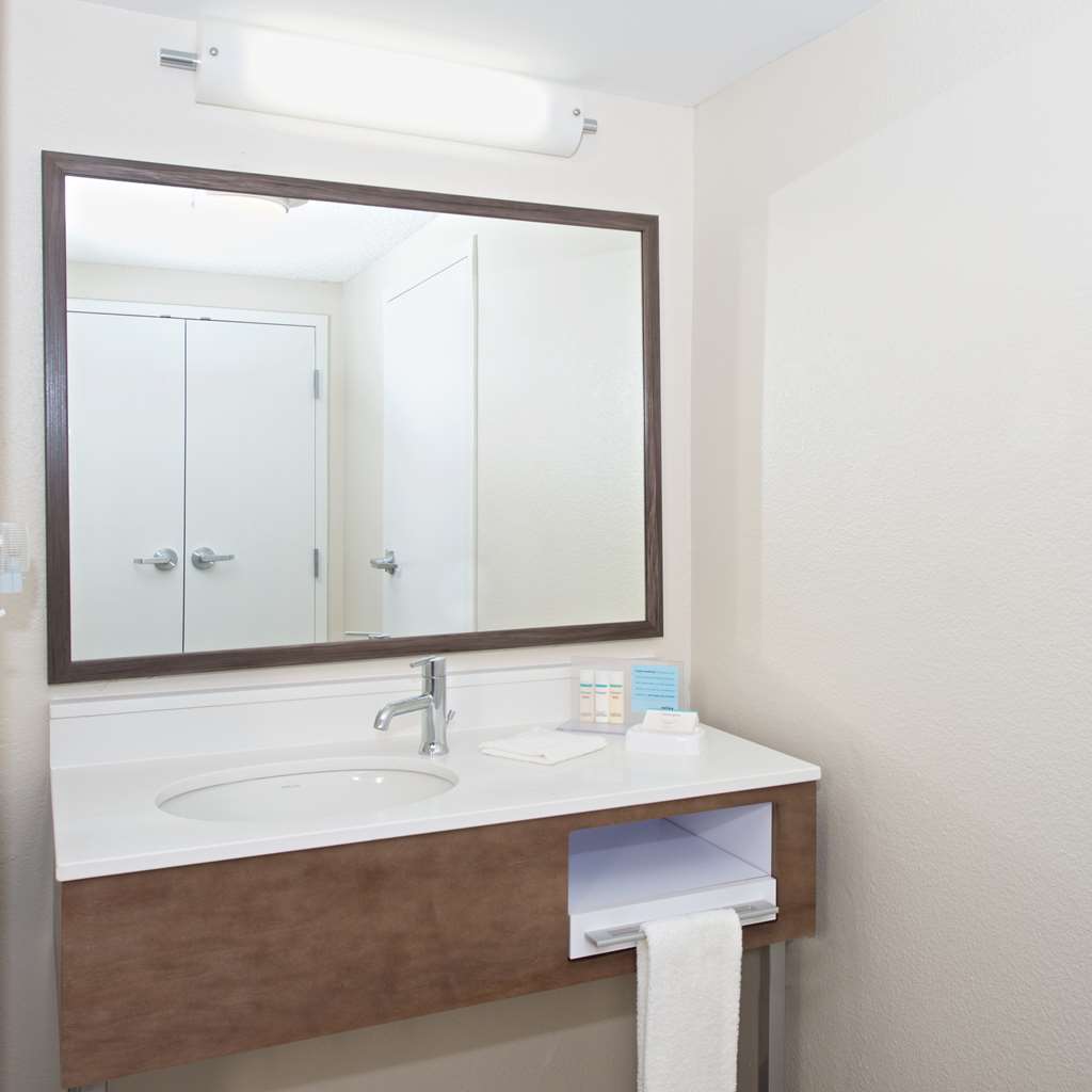 Hampton Inn & Suites N. Ft. Worth-Alliance Airport - Tap to explore photos
