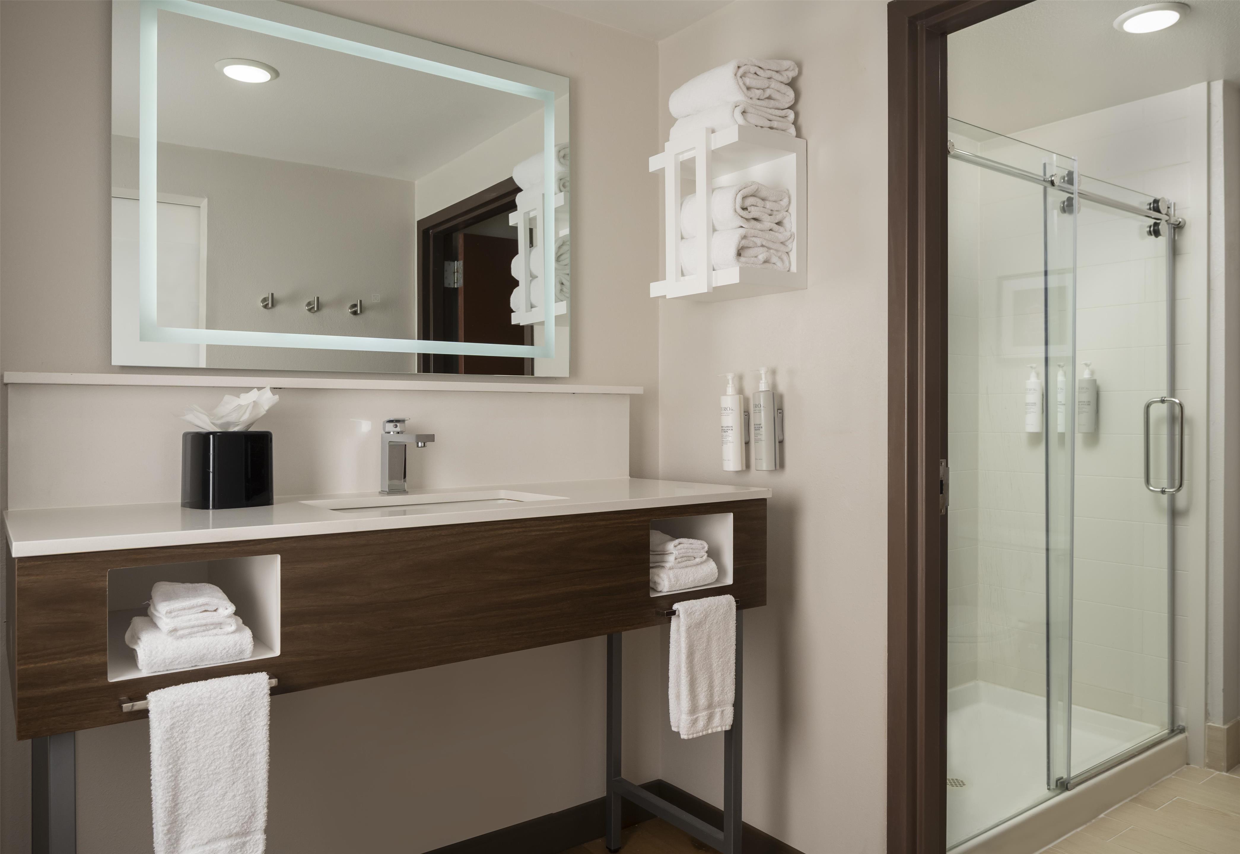 Guest room bath
