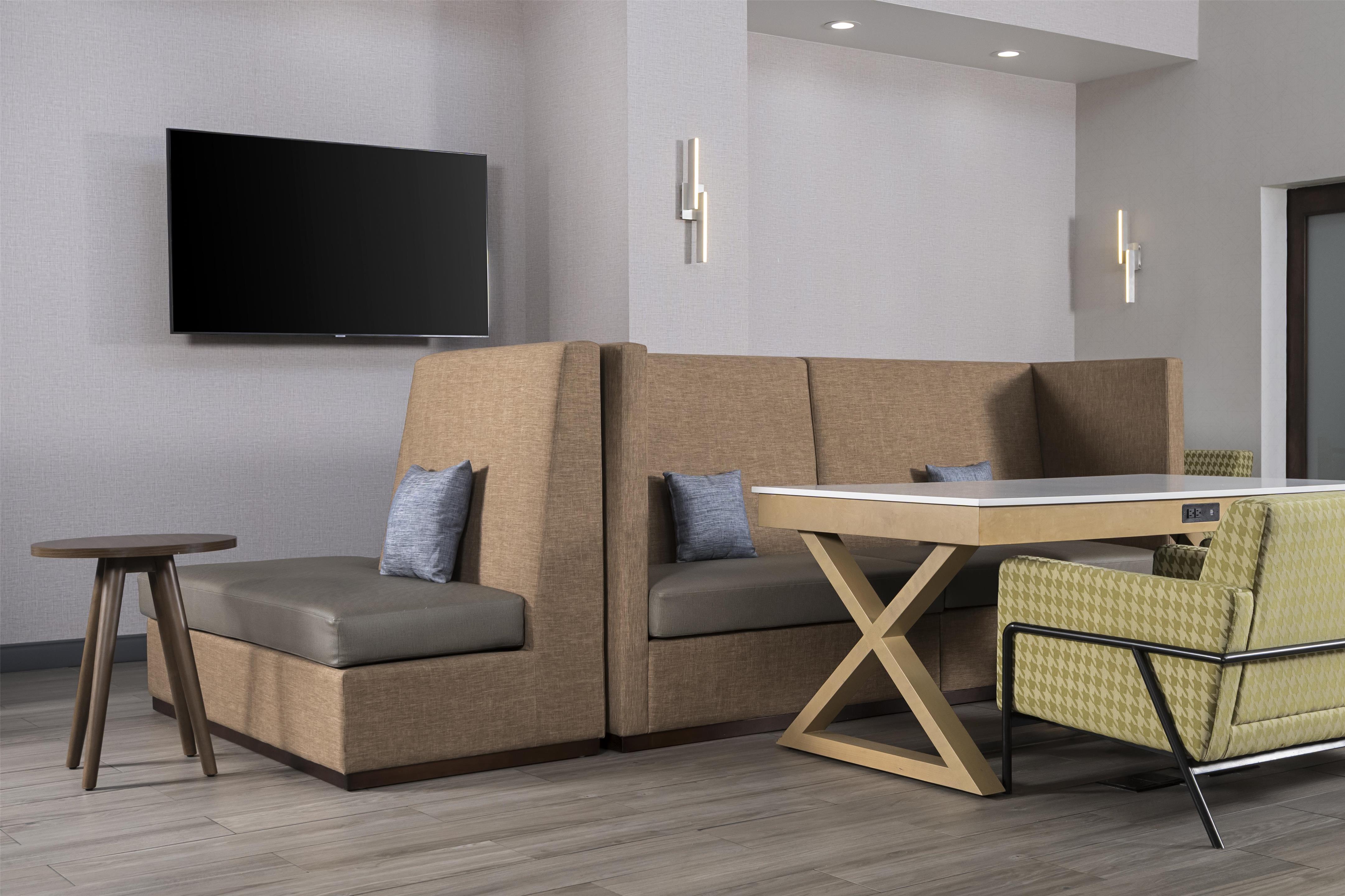 Lobby | Hampton Inn & Suites Mansfield
