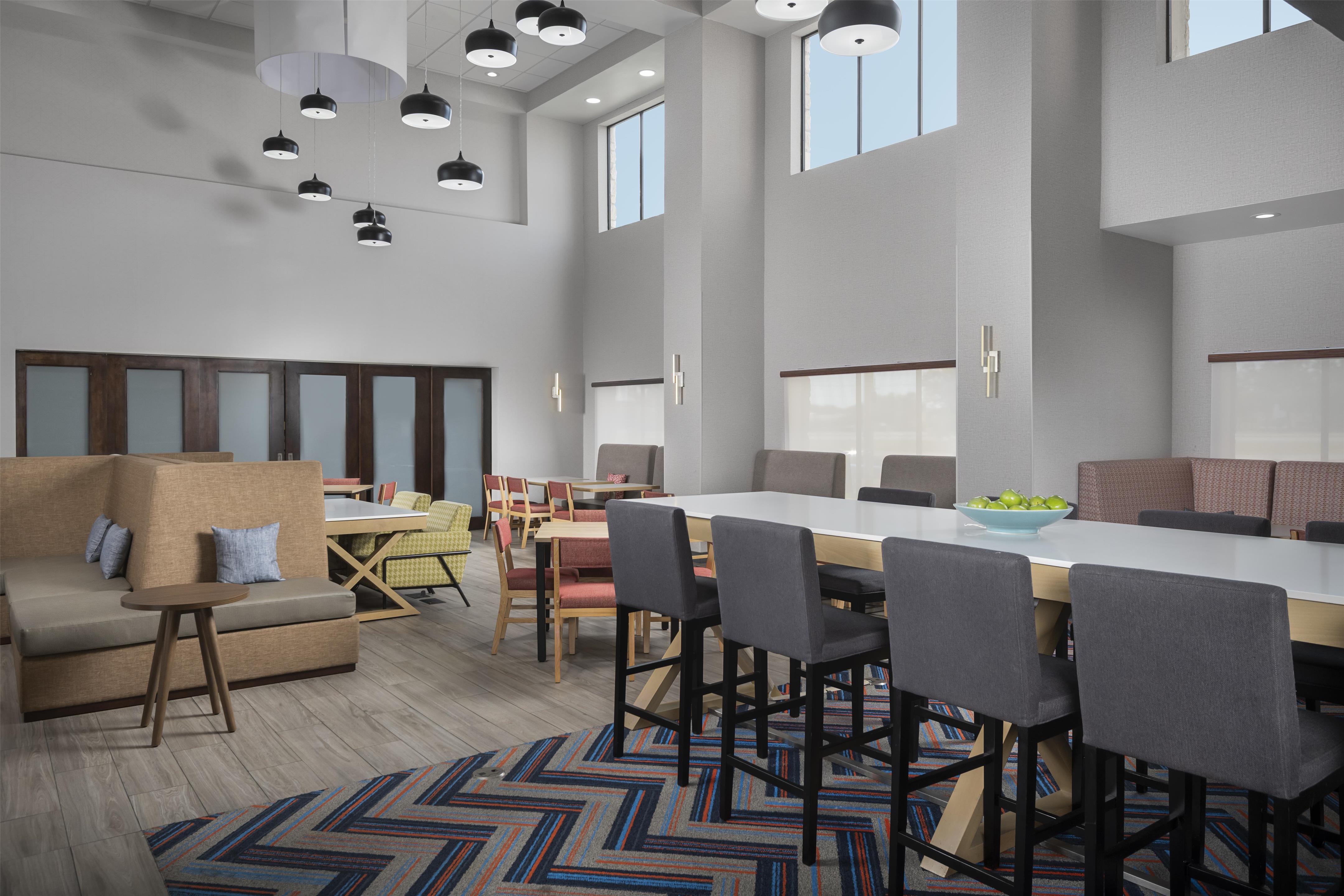 Lobby | Hampton Inn & Suites Mansfield
