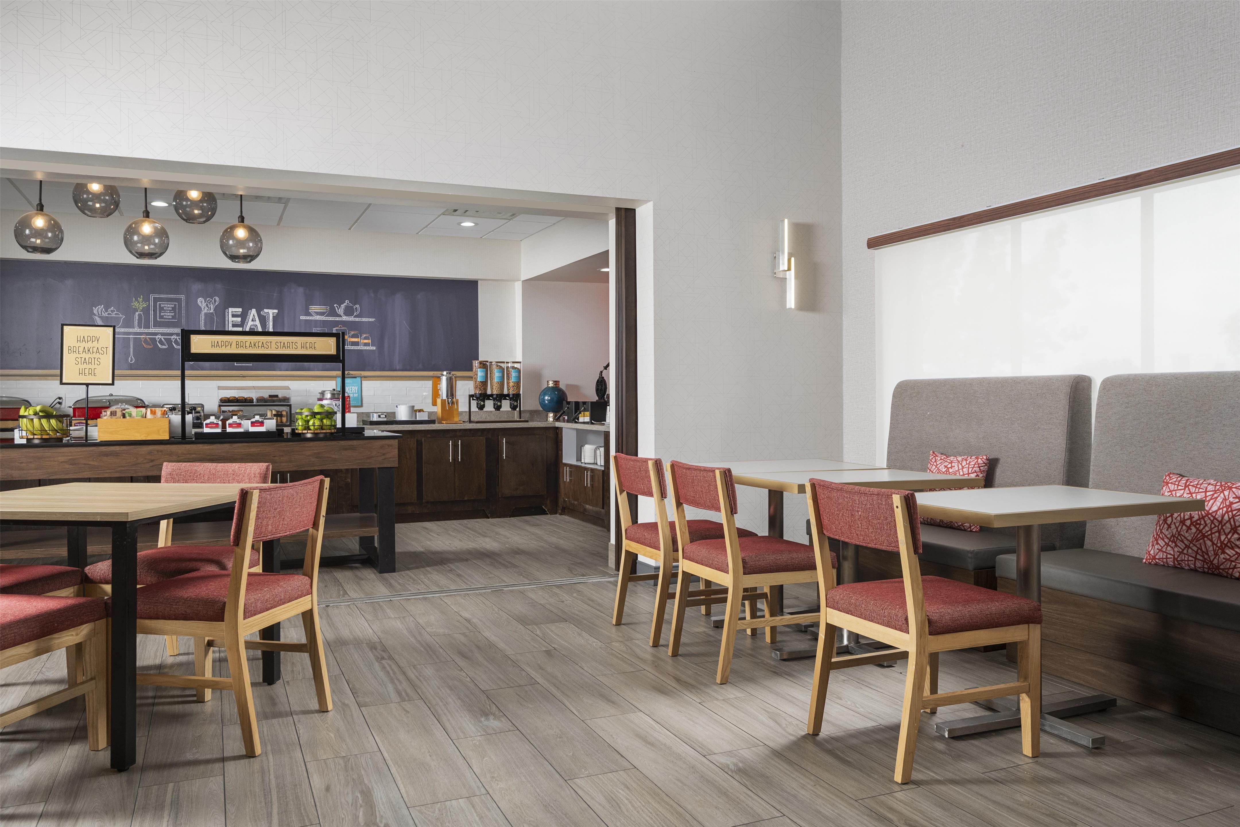 Breakfast Area | Hampton Inn & Suites Mansfield