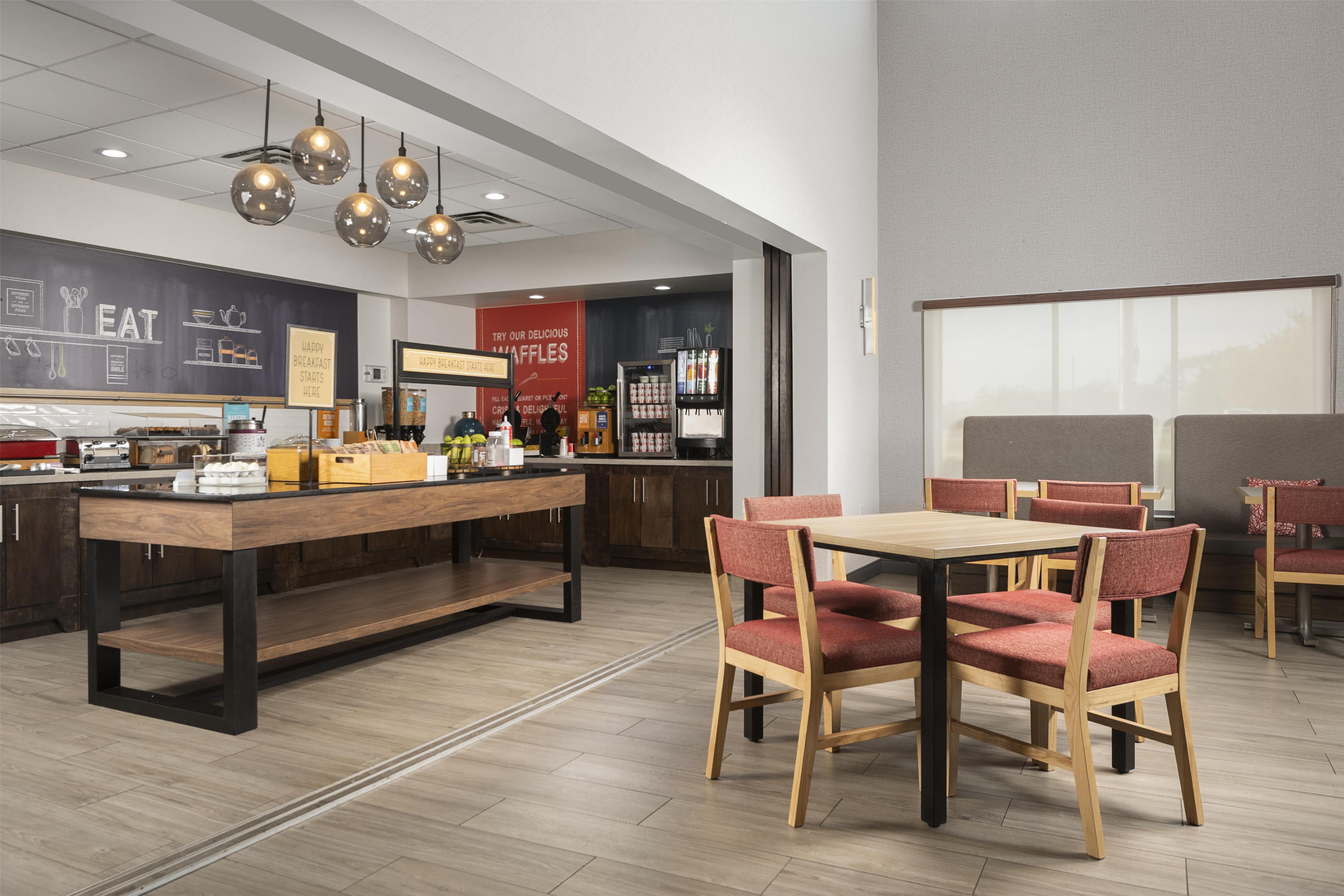 Breakfast Area | Hampton Inn & Suites Mansfield