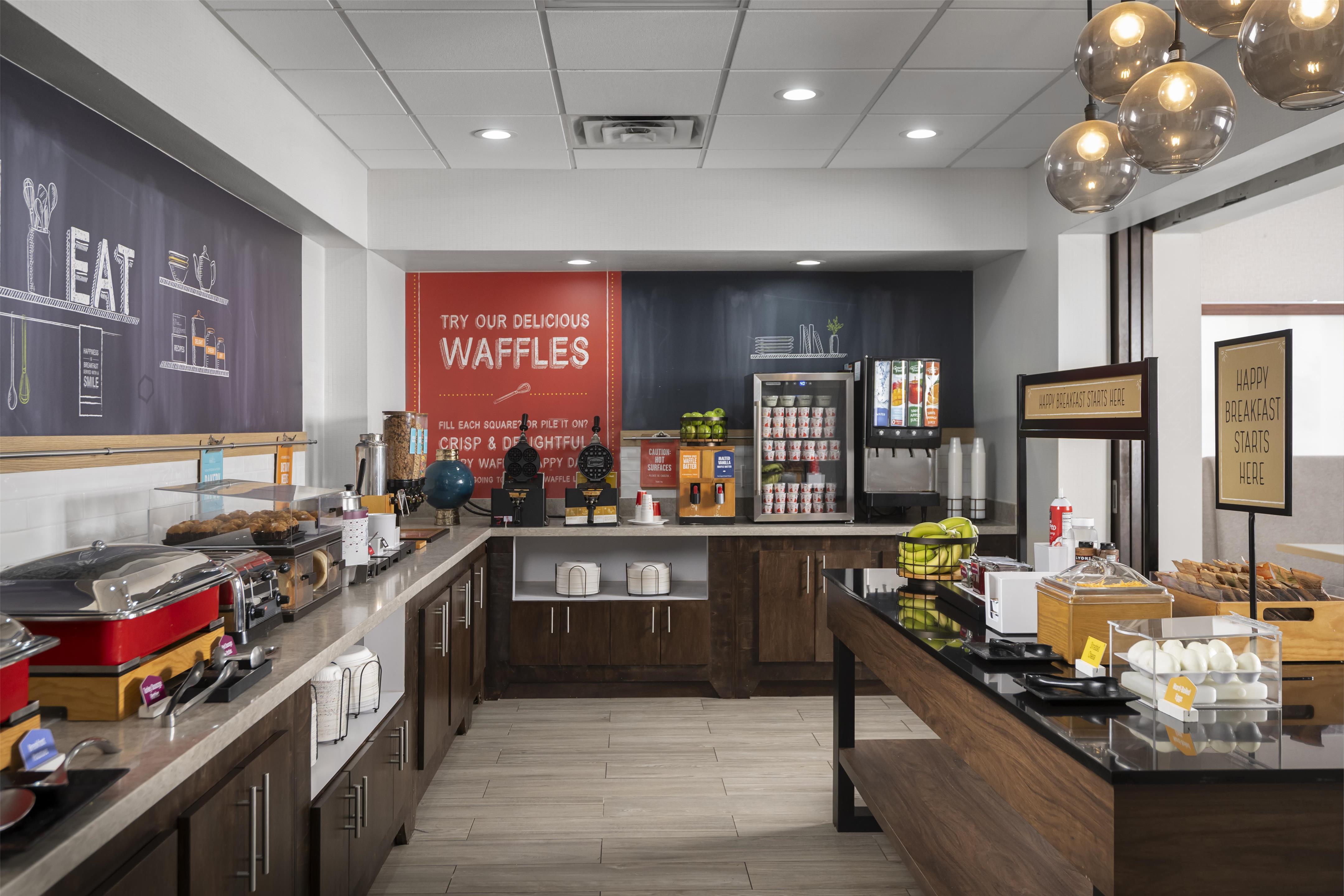 Breakfast Area | Hampton Inn & Suites Mansfield