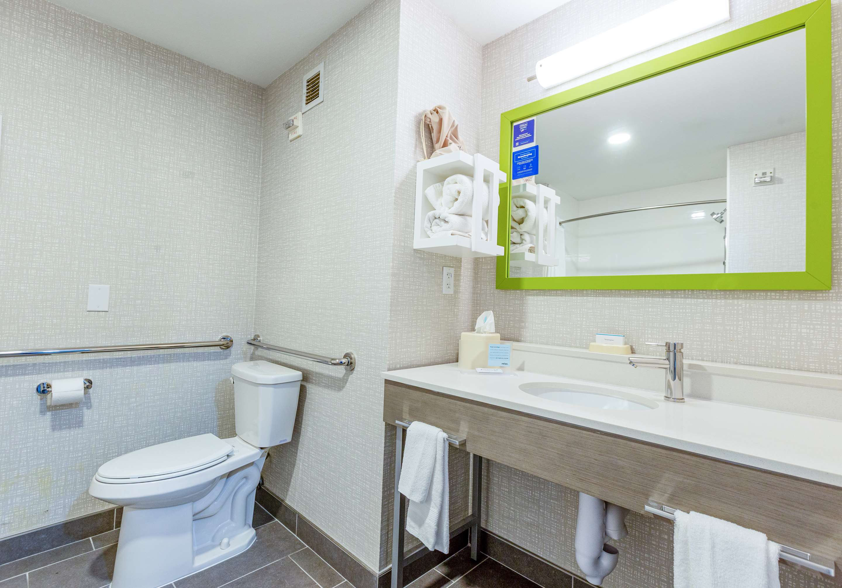 Guest room bath