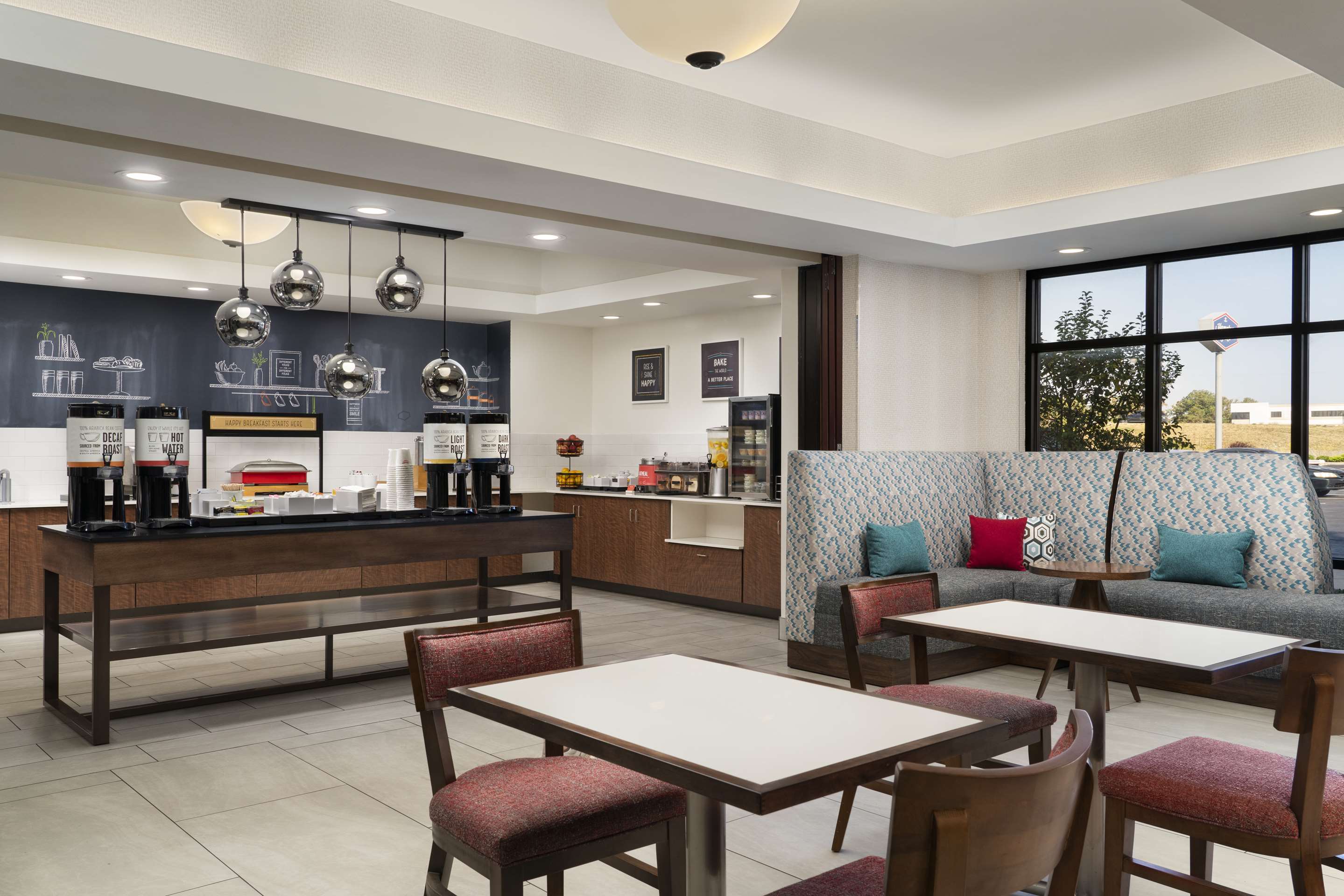 Breakfast Area | Hampton Inn Ft. Wayne/Dupont Road