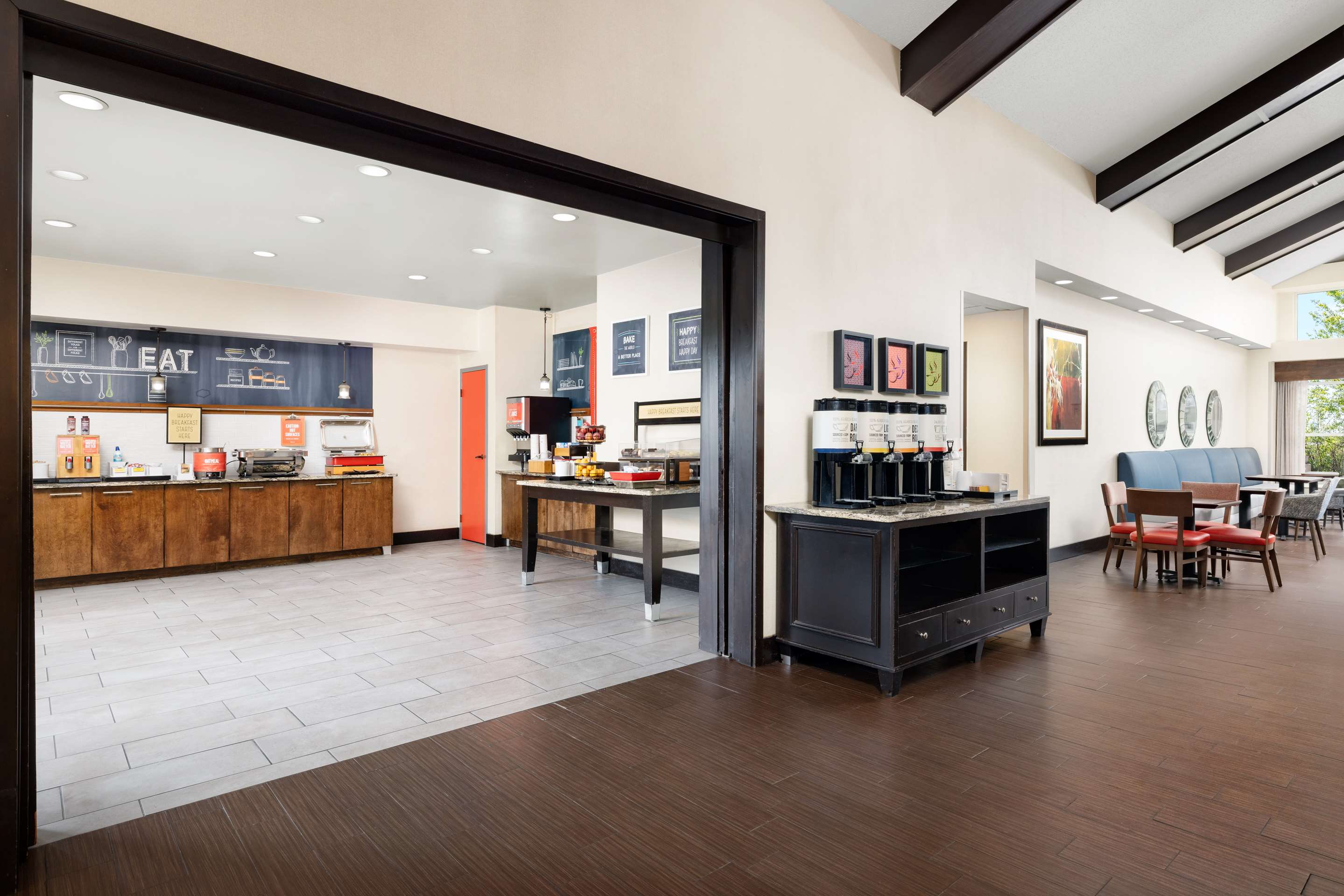 Breakfast Area | Hampton Inn & Suites Ft. Wayne-North