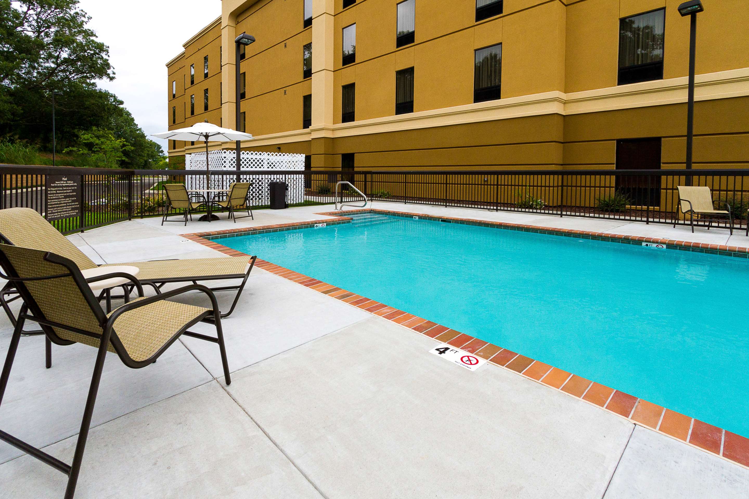 Pool | Hampton Inn Fayetteville