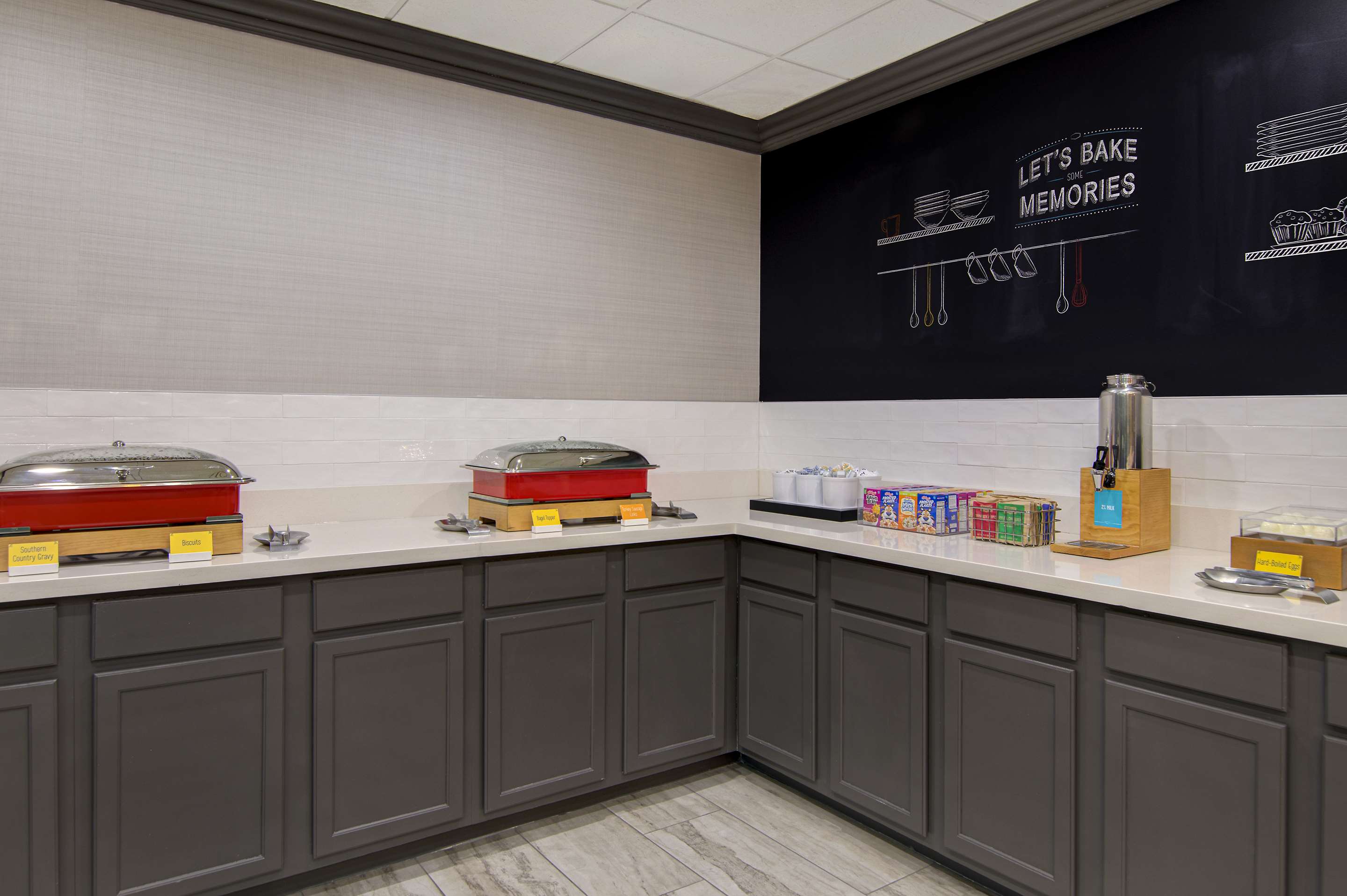 Breakfast Area | Hampton Inn Fayetteville