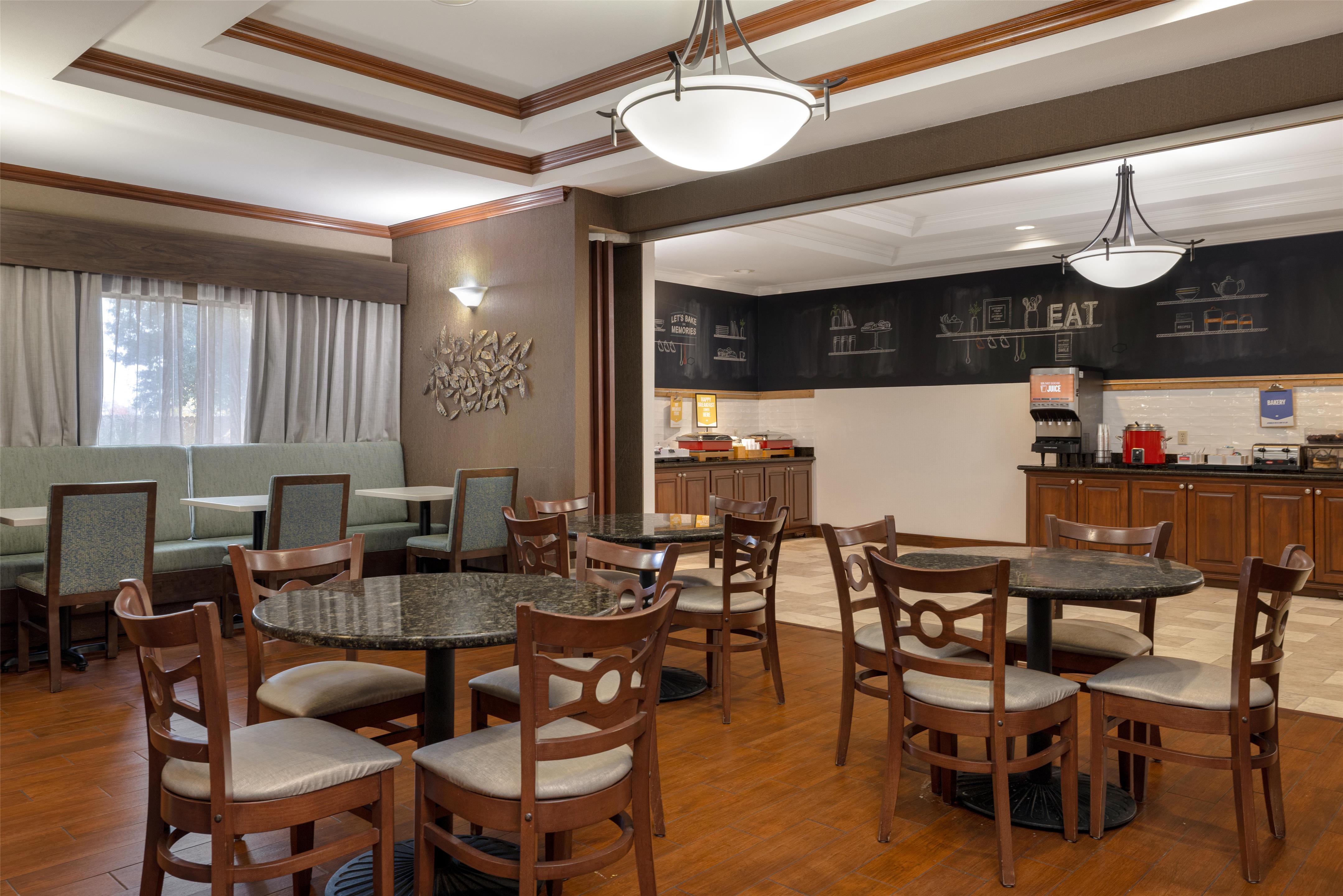 Breakfast Area | Hampton Inn Siloam Springs
