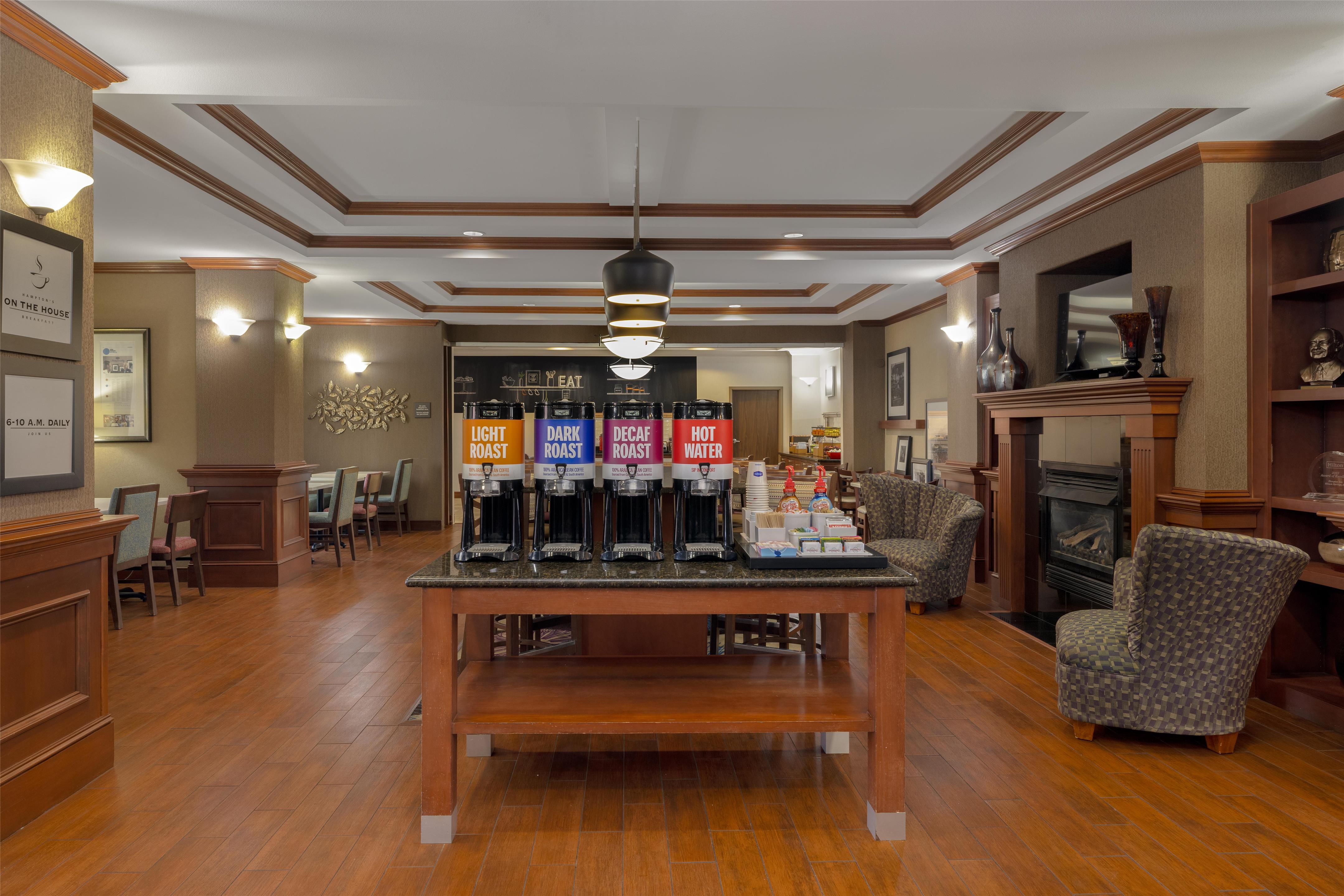 Breakfast Area | Hampton Inn Siloam Springs