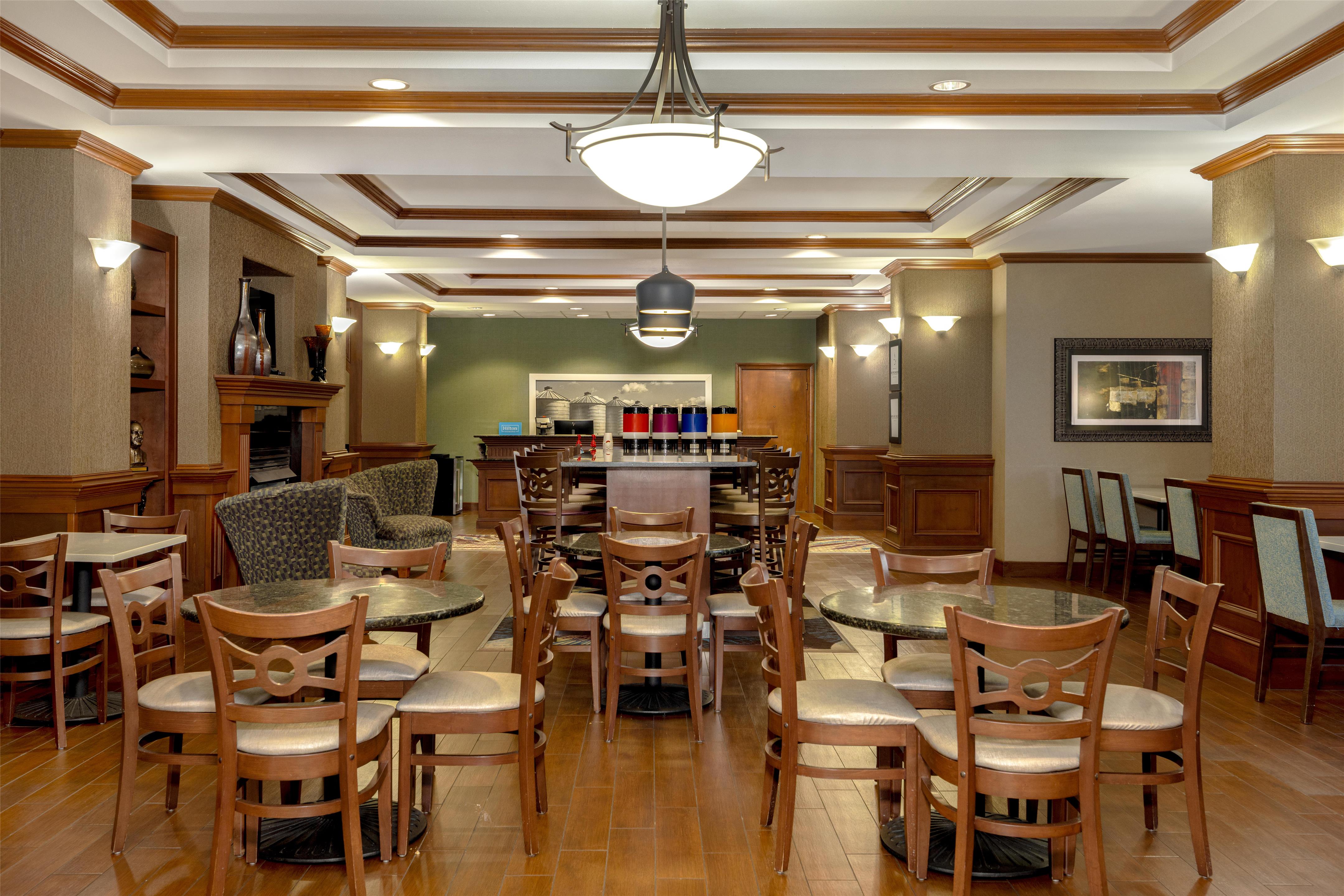 Breakfast Area | Hampton Inn Siloam Springs