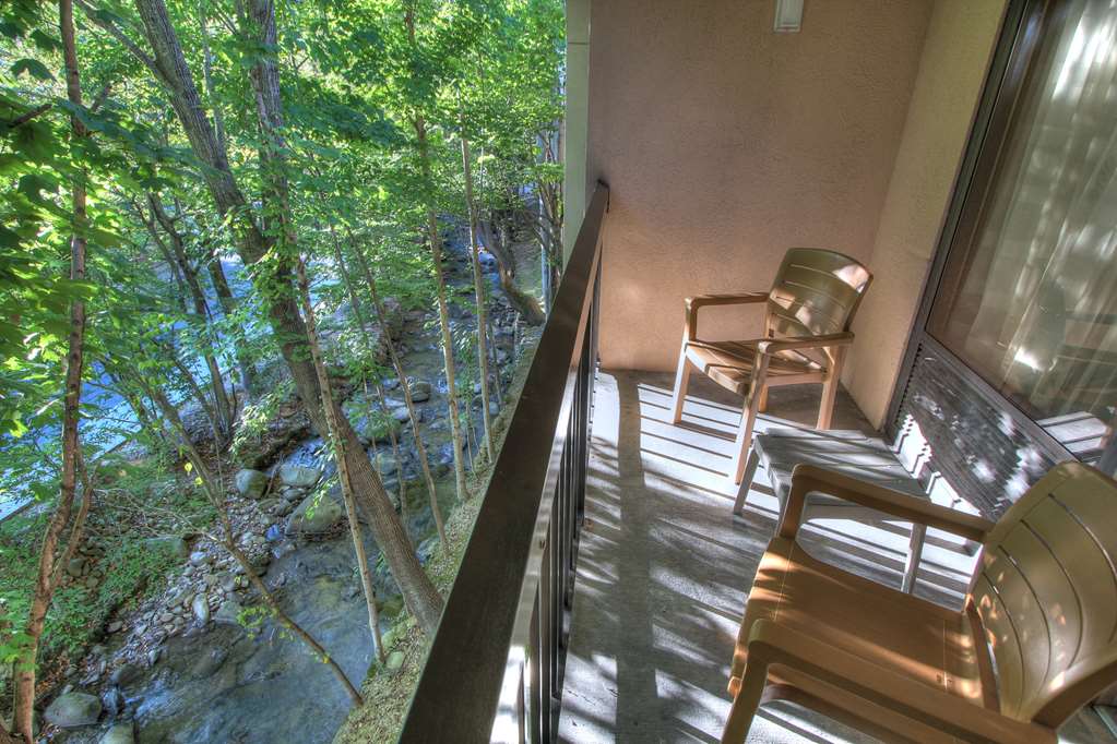 Hampton Inn Gatlinburg-guestroom-Guest Room,On-Site.jpg