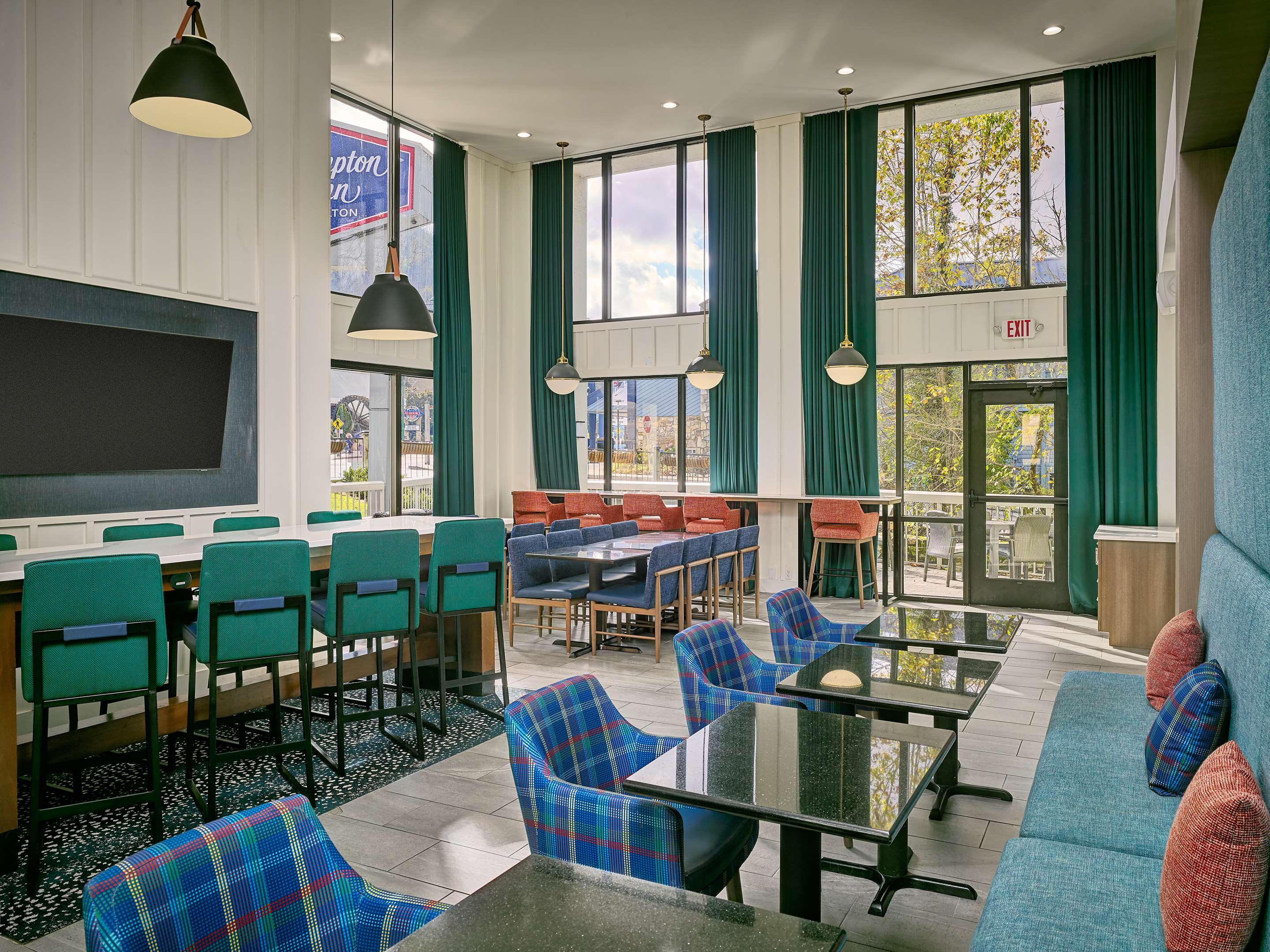 Breakfast Area | Hampton Inn Gatlinburg