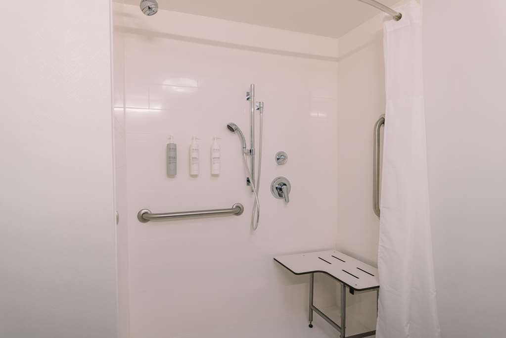 Hampton Inn Gatlinburg-guestroom-Guest Room,Bathroom,On-Site.jpg