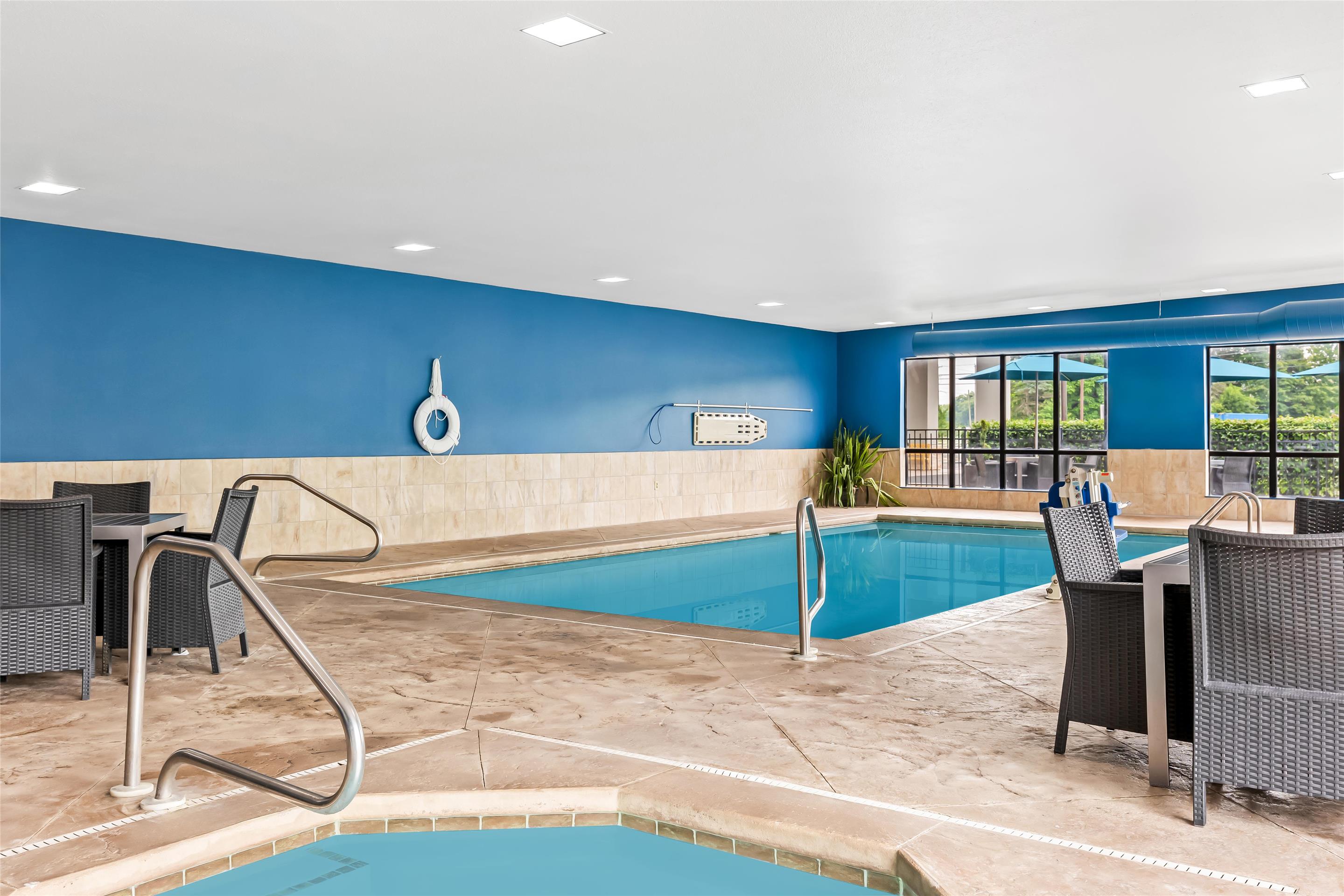 Pool | Hampton Inn & Suites Grove City