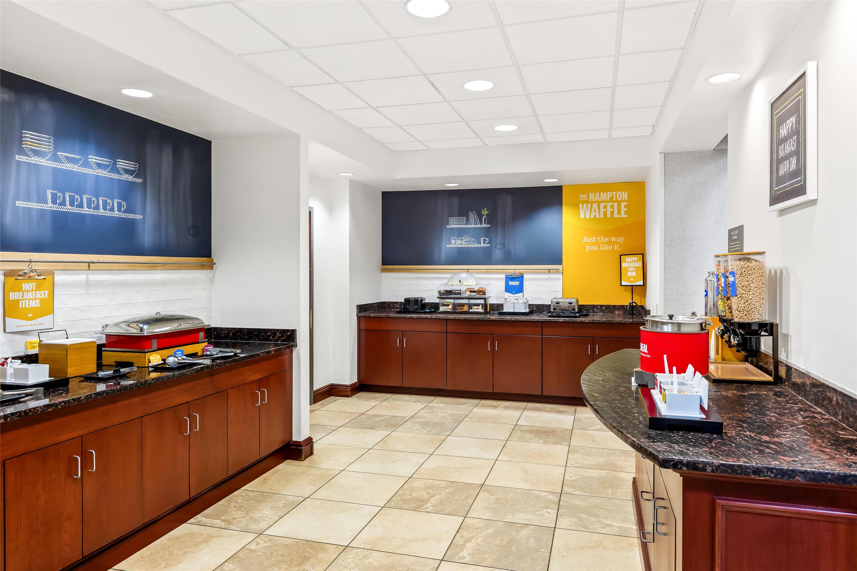 Breakfast Area | Hampton Inn & Suites Grove City