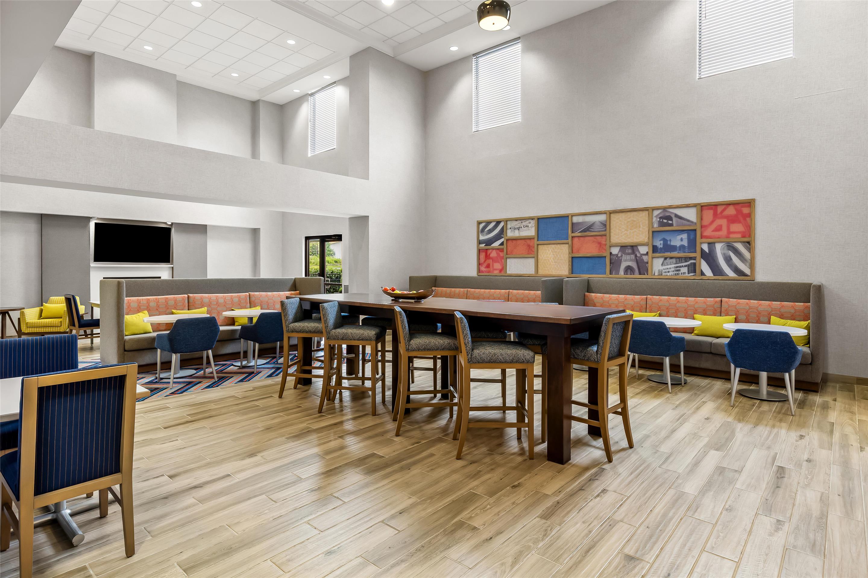 Breakfast Area | Hampton Inn & Suites Grove City