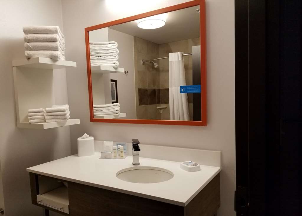 Hampton Inn &amp; Suites Spokane Valley, WA-guestroom-Guest Room,Bathroom,On-Site.jpg