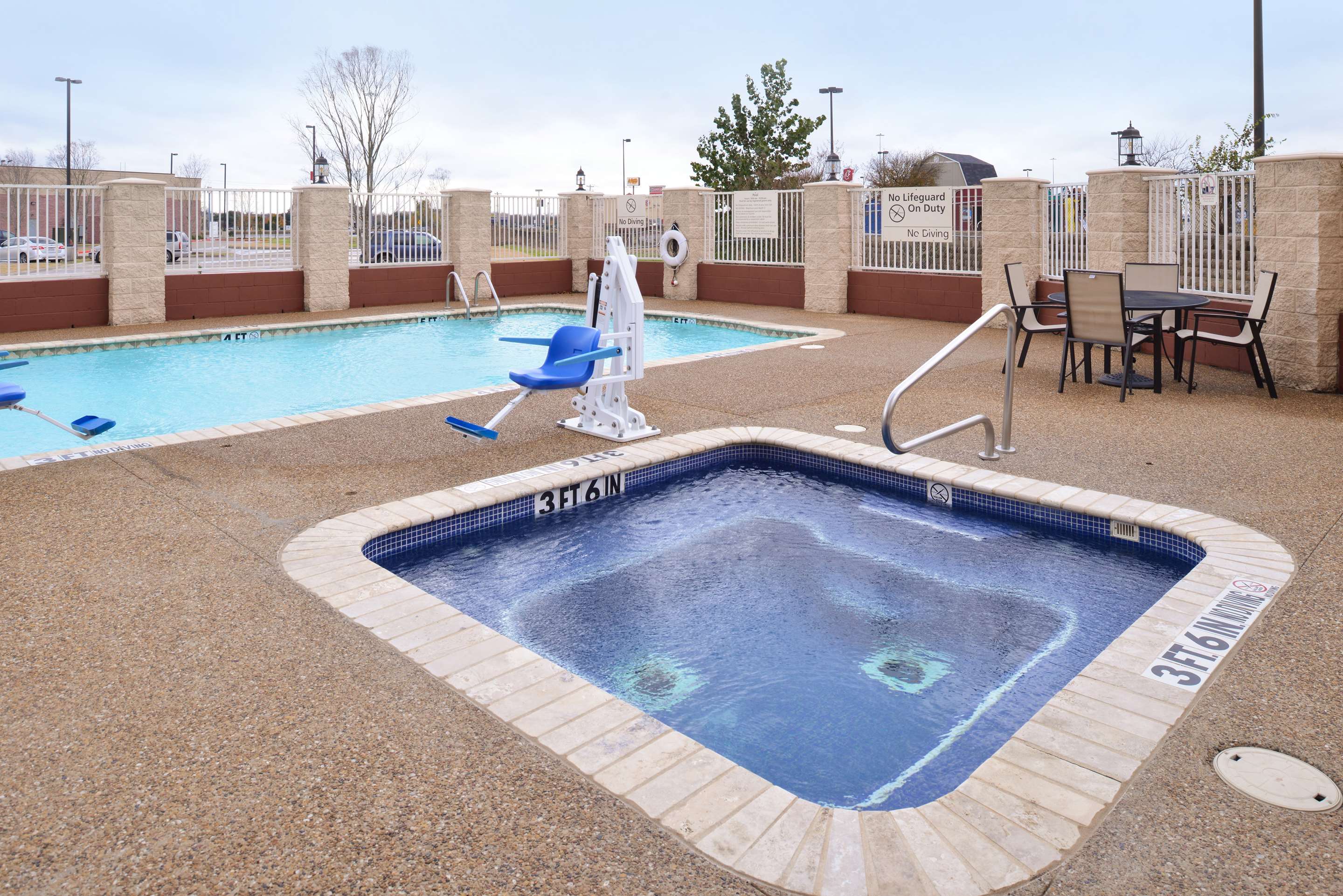 Pool | Hampton Inn & Suites Greenville