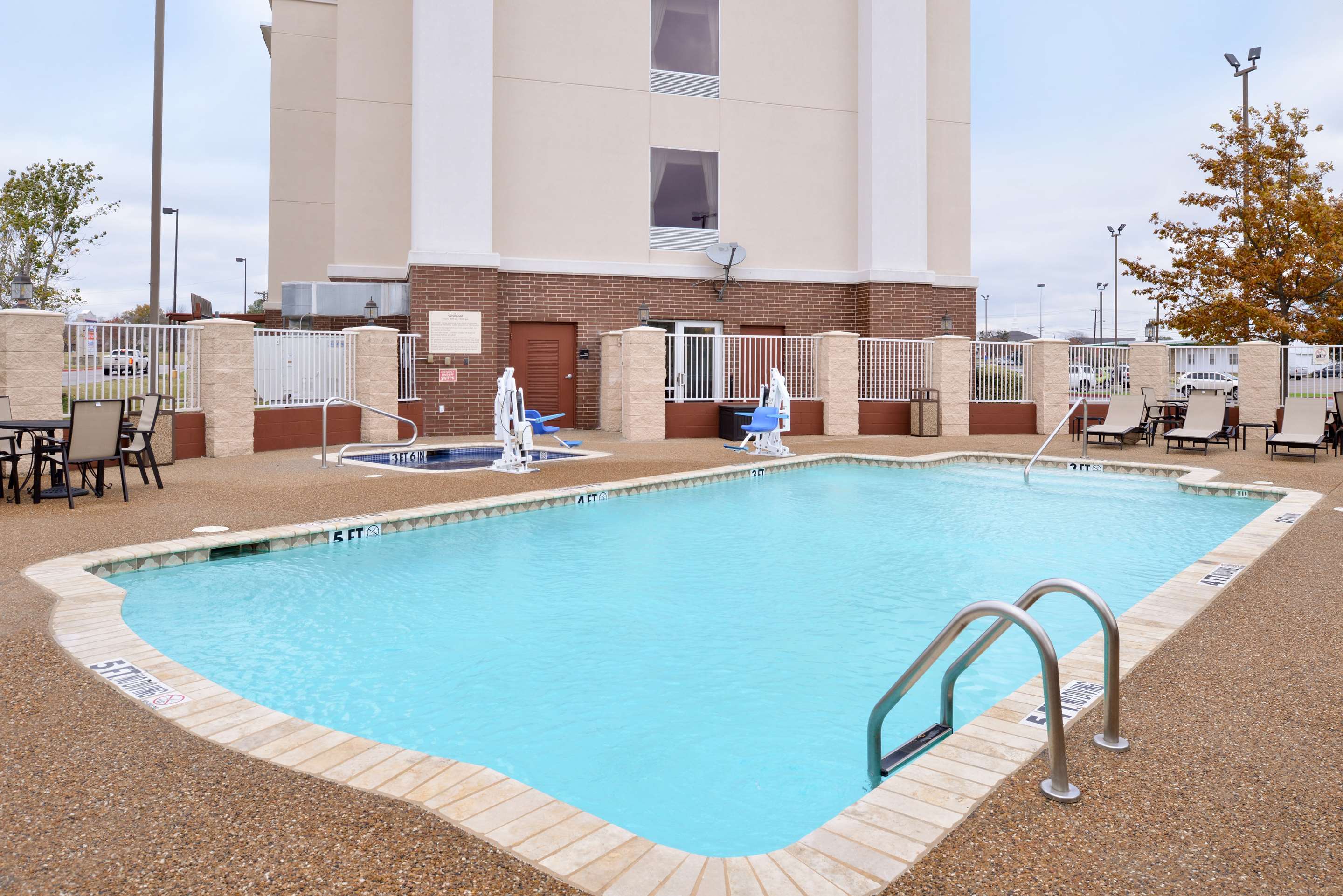 Pool | Hampton Inn & Suites Greenville