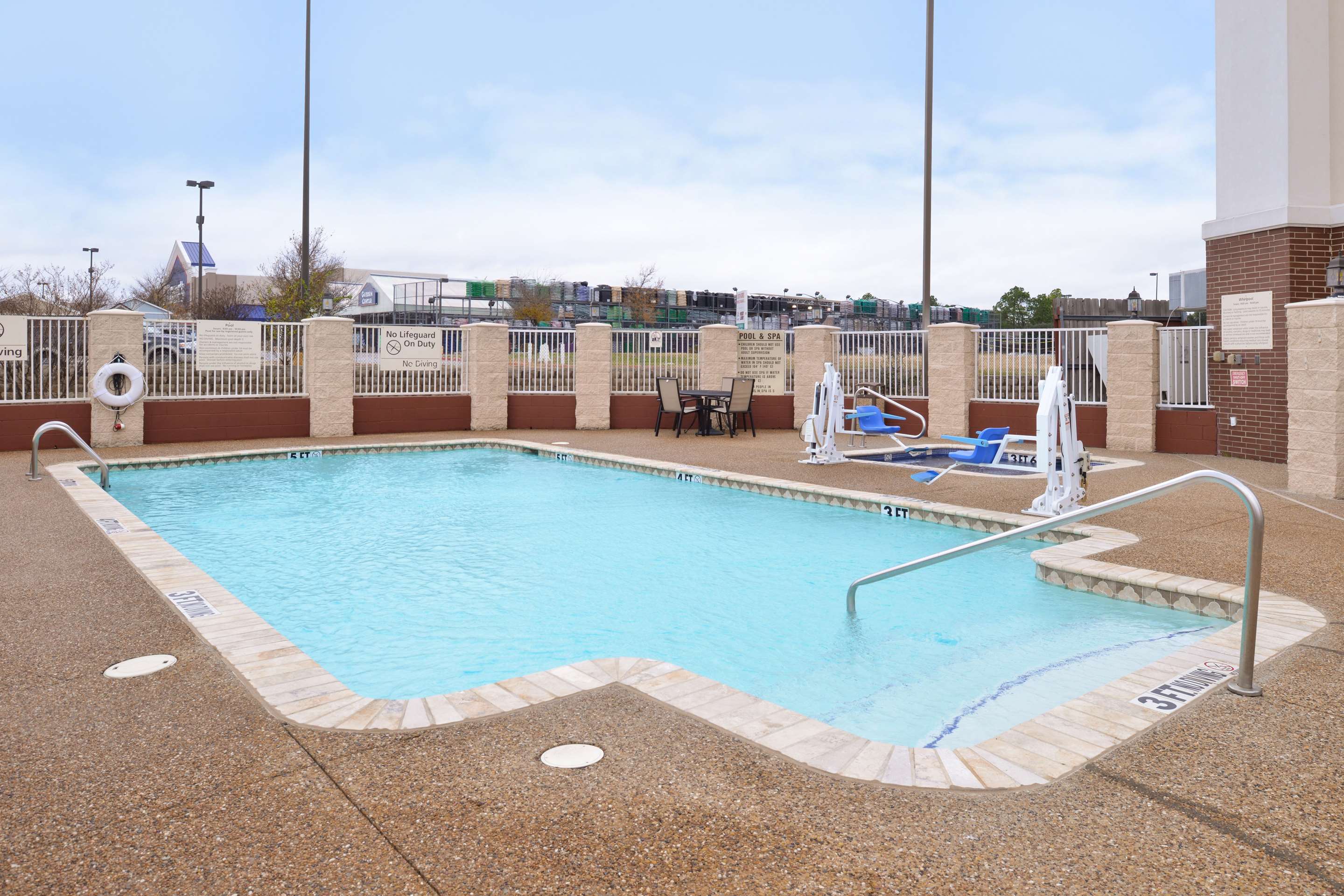 Pool | Hampton Inn & Suites Greenville