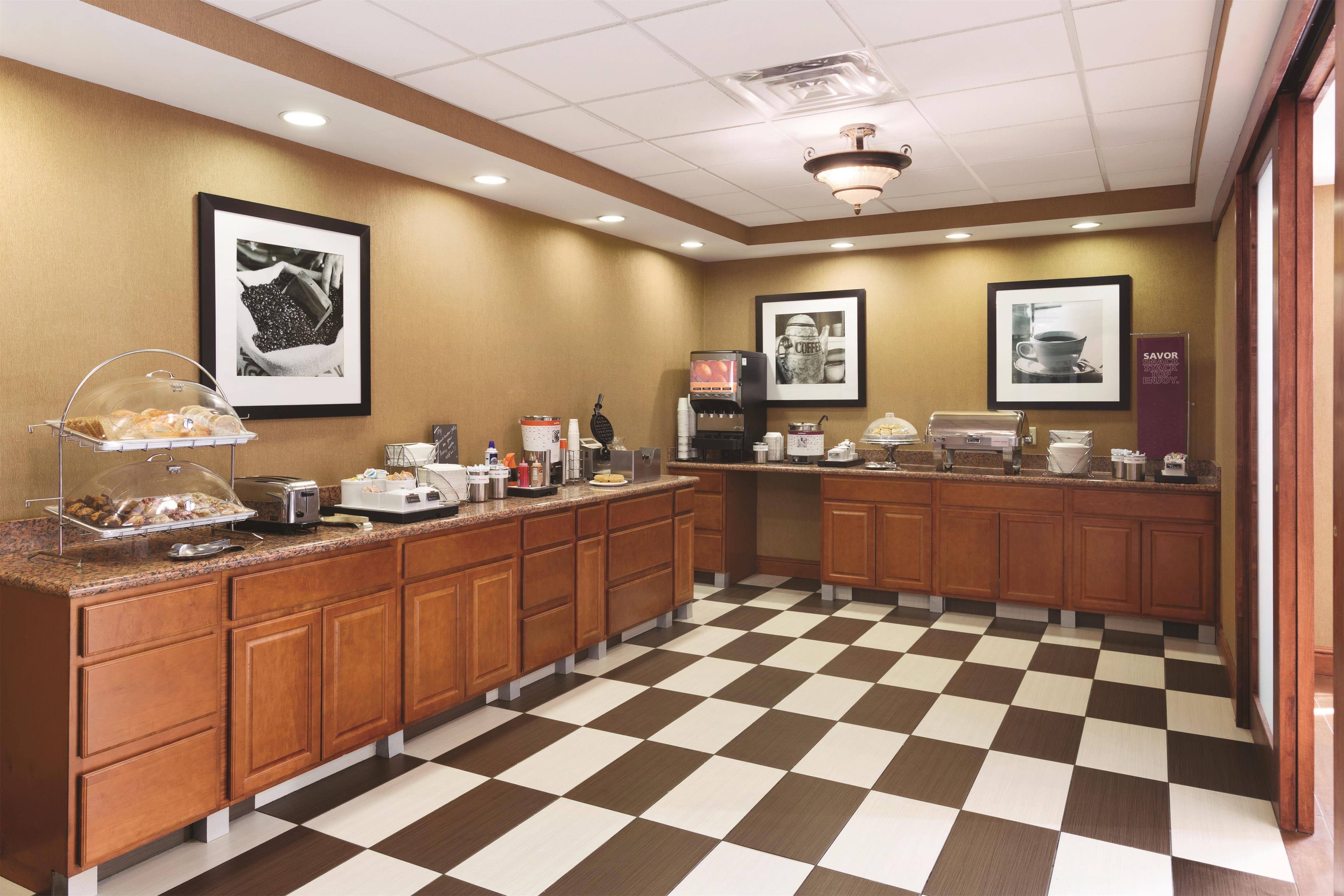 Restaurant | Hampton Inn & Suites Greenfield
