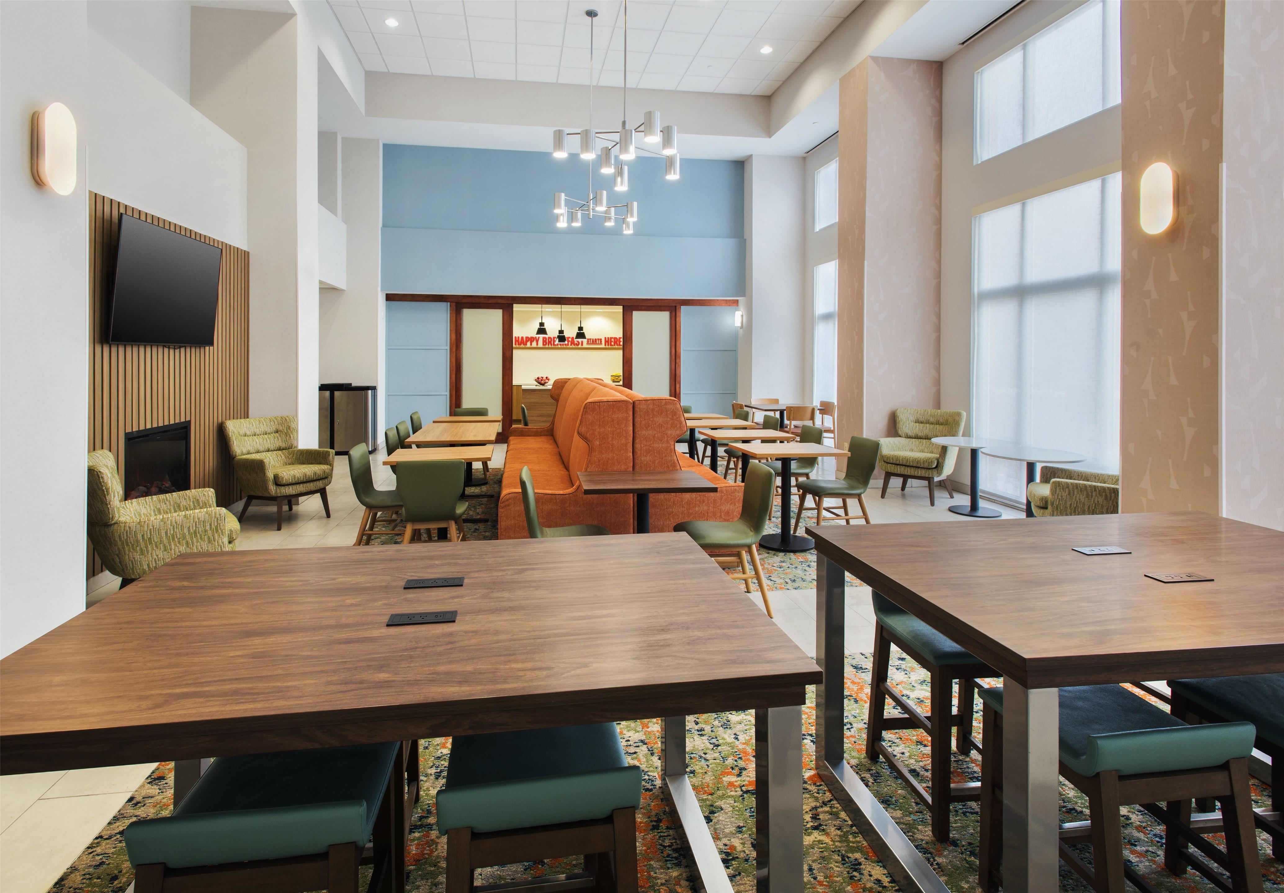 Lobby | Hampton Inn & Suites Greenfield
