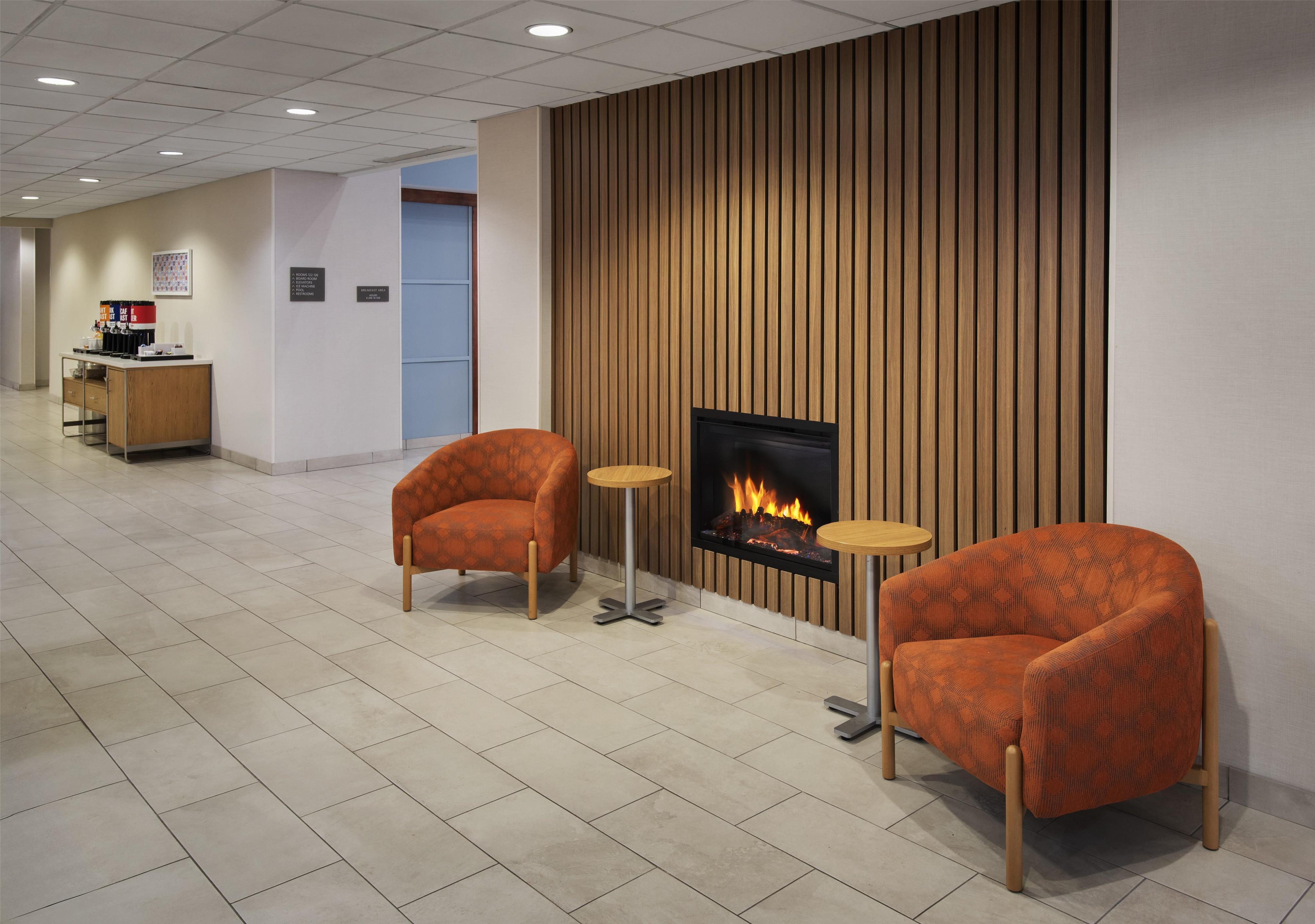 Lobby | Hampton Inn & Suites Greenfield