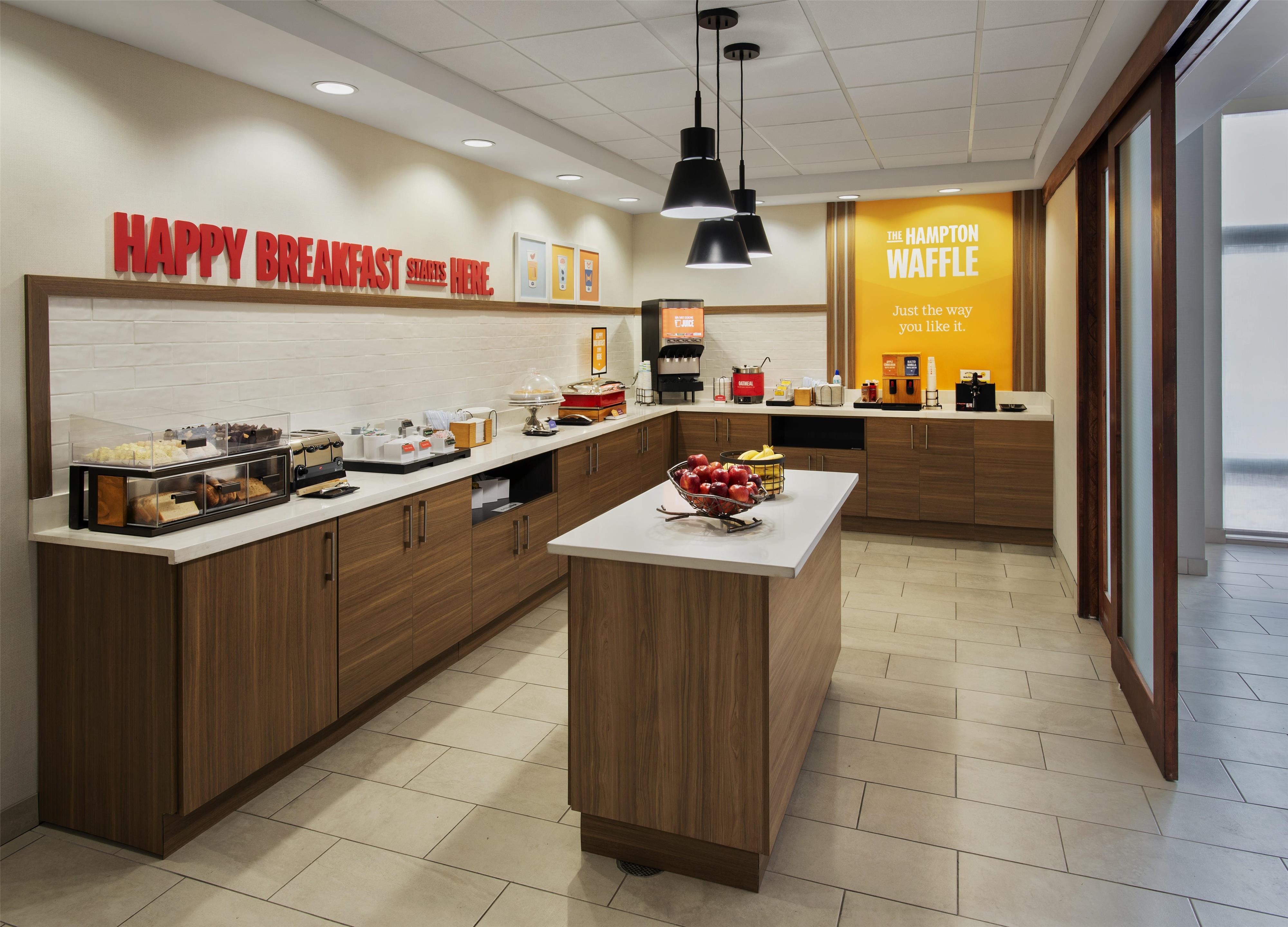 Breakfast Area | Hampton Inn & Suites Greenfield