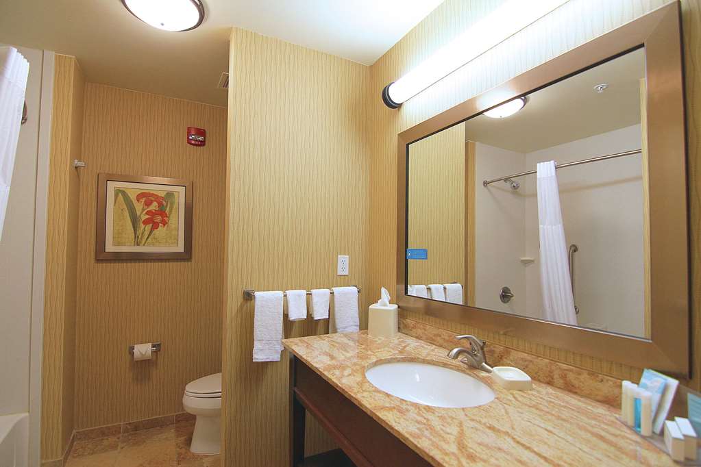 Hampton Inn & Suites Grand Forks, ND Room Type - 2 QNS HEARING ACC NOSMOK