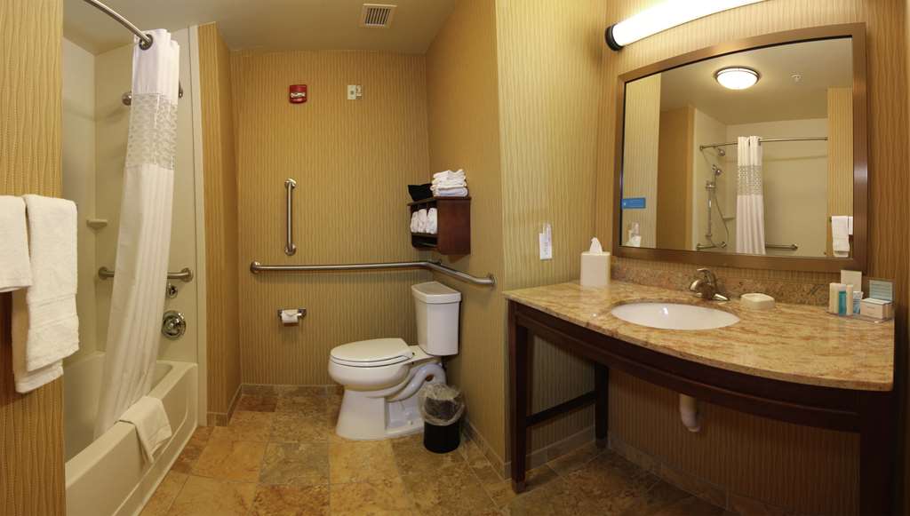 Hampton Inn & Suites Grand Forks, ND Room Type - 2QN MOB HEARING ACC TUB NS